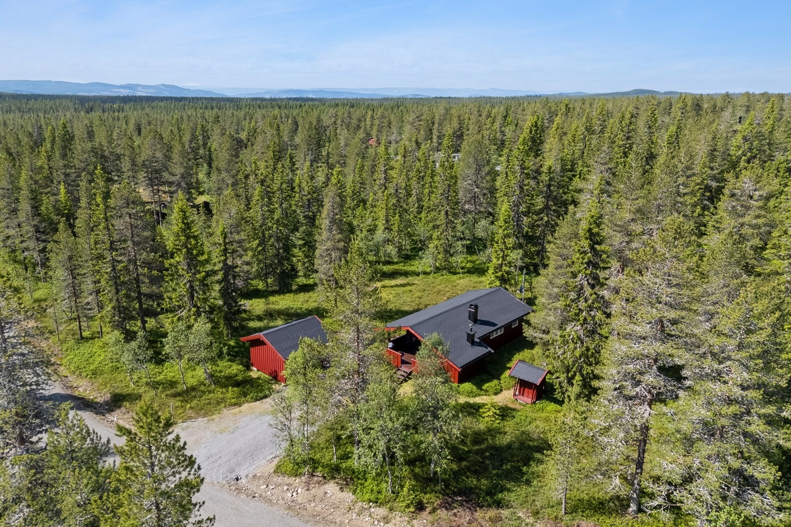 Hytta har enkel adkomst med vinterveg og gode parkeringsmuligheter rett ved inngangspartiet. Galleribilde