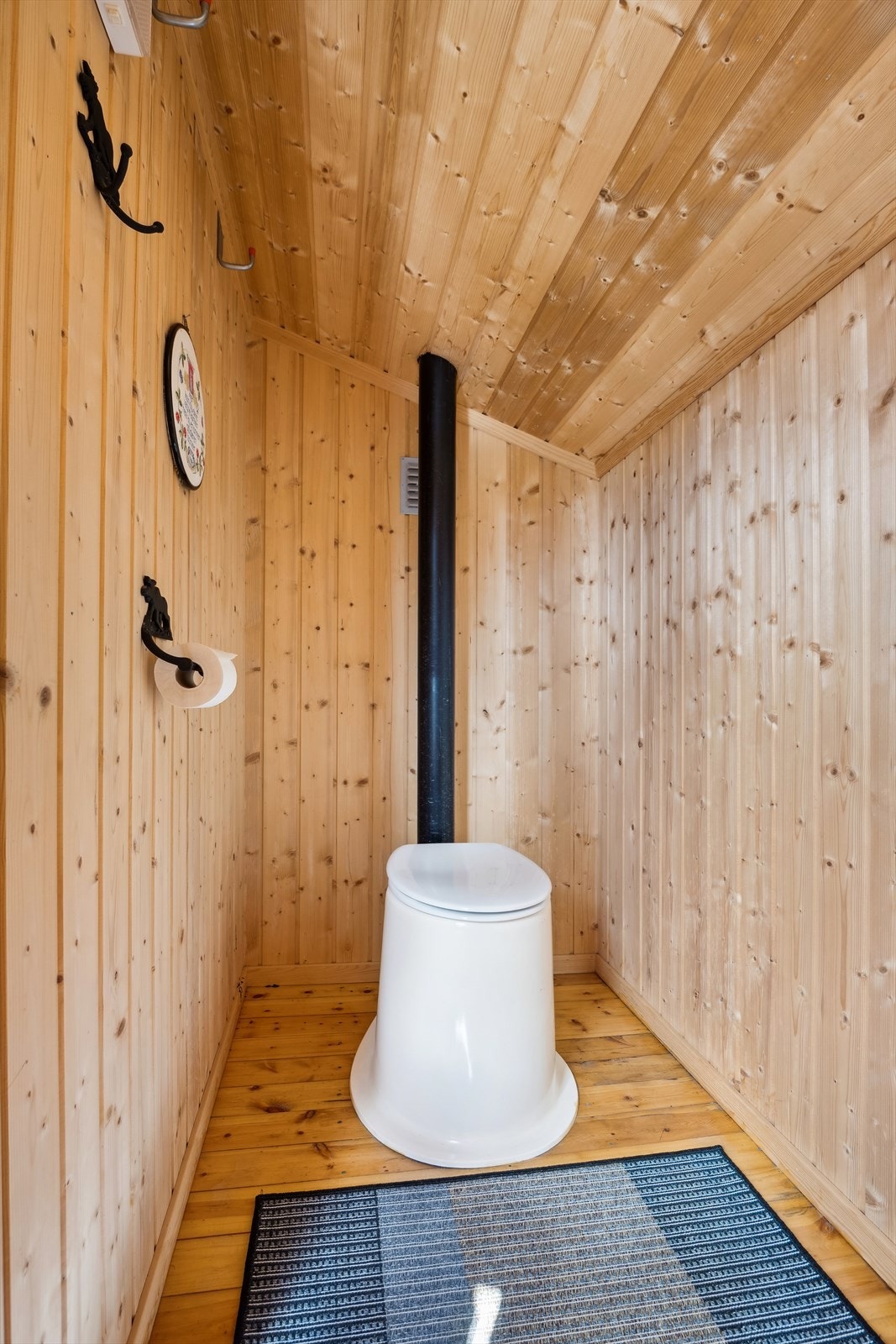 Hyttedo med tett tank - en praktisk og diskret løsning. Adkomst fra overbygget terrasse Galleribilde