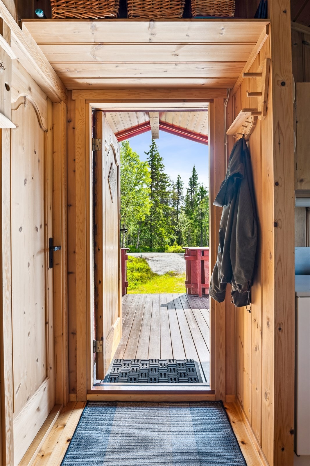 Velkommen inn! Entré med direkte utgang til veranda, gir enkel overgang mellom inne og ute. Galleribilde