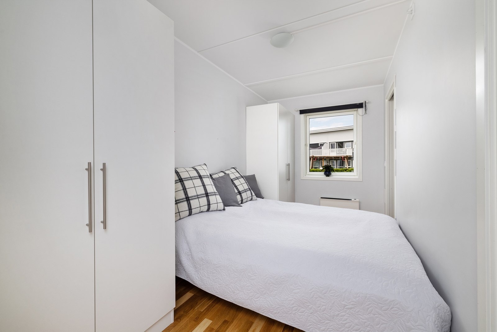 Soverom har to innganger som gir enkel adkomst til seng fra begge sider. Galleribilde