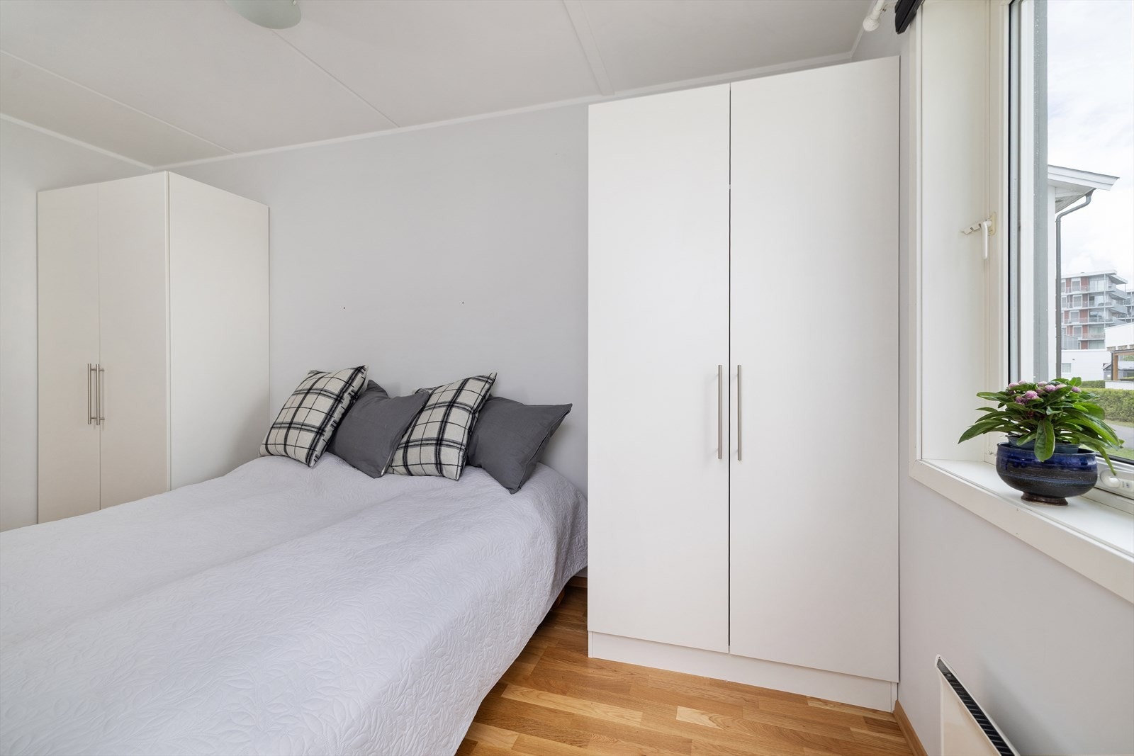 Romslig soveromer med garderobeskap. Galleribilde