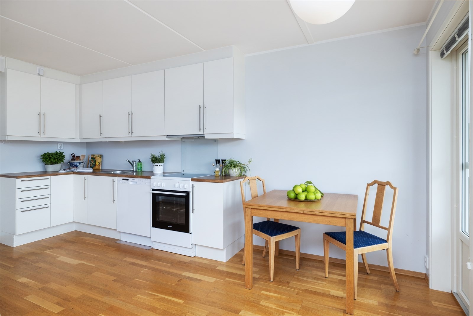 Kjøkken med lyse fronter. Galleribilde