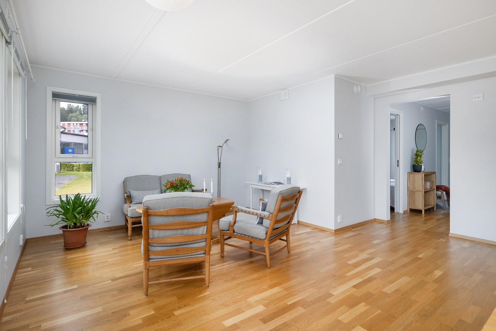 Lys og åpen stue med god plass til sittegrupper. Galleribilde