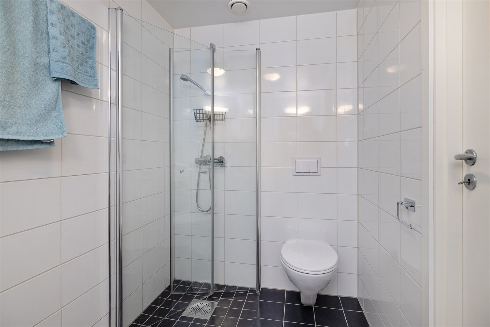 Flislagt moderne bad. Galleribilde