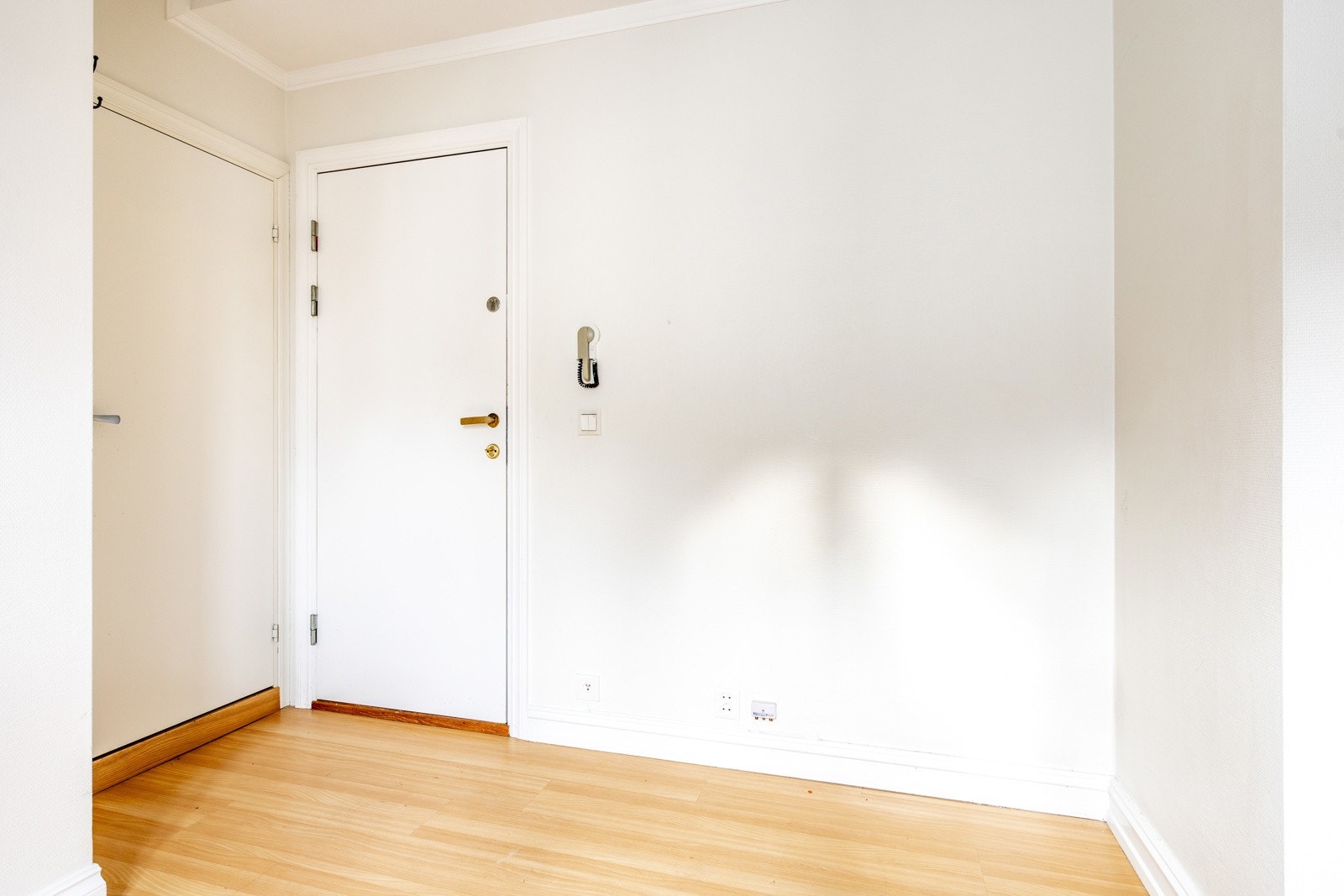 Man ankommer leiligheten i lys entré. Her er det god plass til skap for oppbevaring av yttertøy. Velkommen! Galleribilde