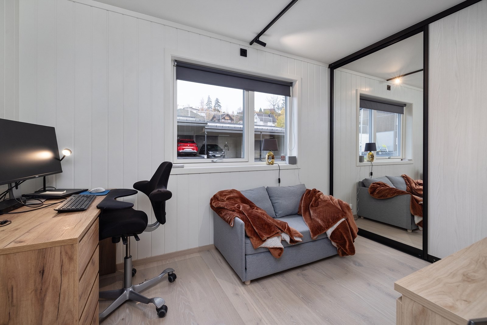 Soverom 2 har gode lysforhold, garderobeløsning, god plass til seng og skrivebord. Galleribilde