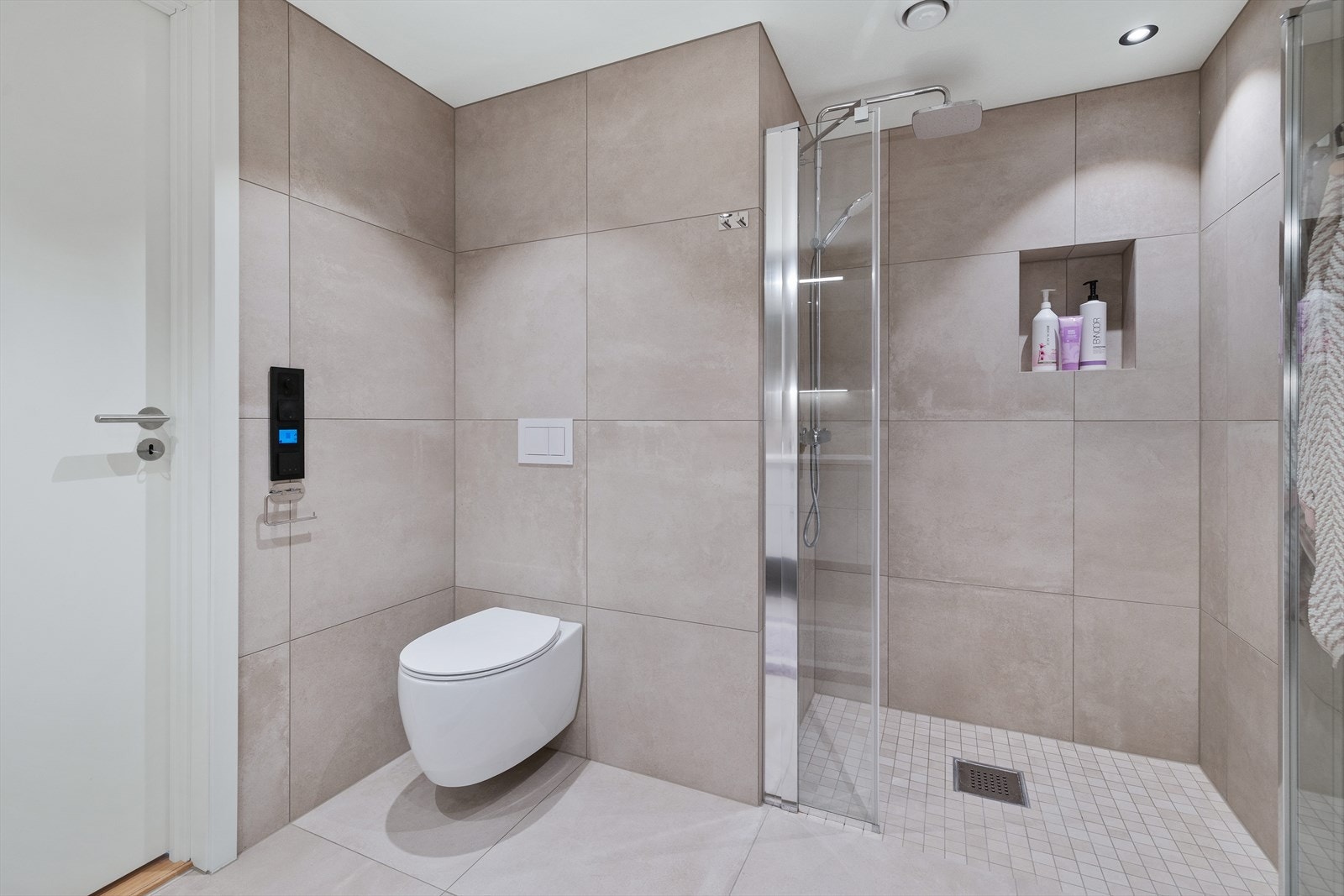 Badet har elektriske varmekabler. Galleribilde