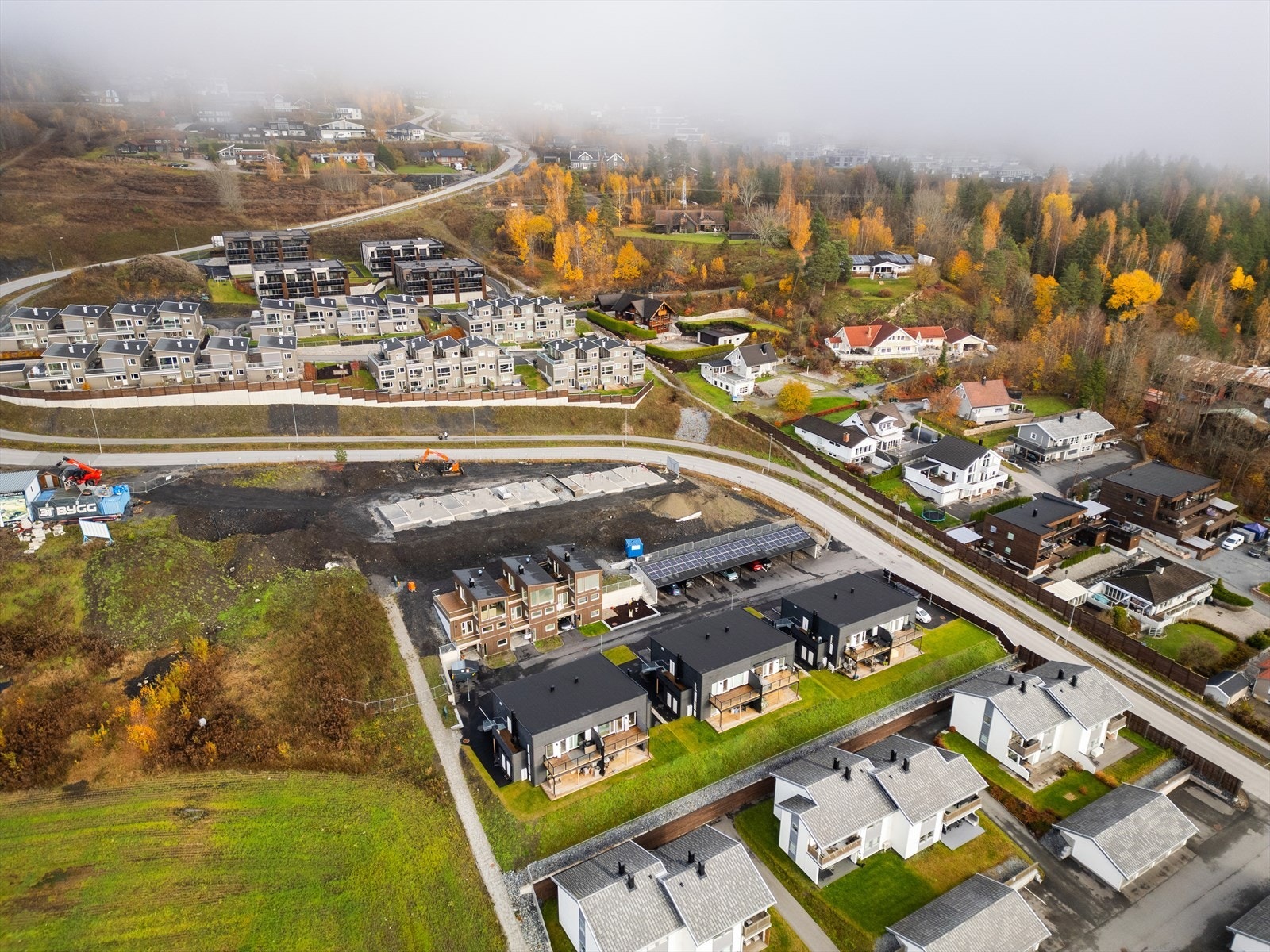 Området gir mulighet for offentlig kommunikasjon via buss og tog. Nærmeste holdeplass for buss er Lerbergkrysset som ligger ca. 5-6 min gange fra boligen. Galleribilde