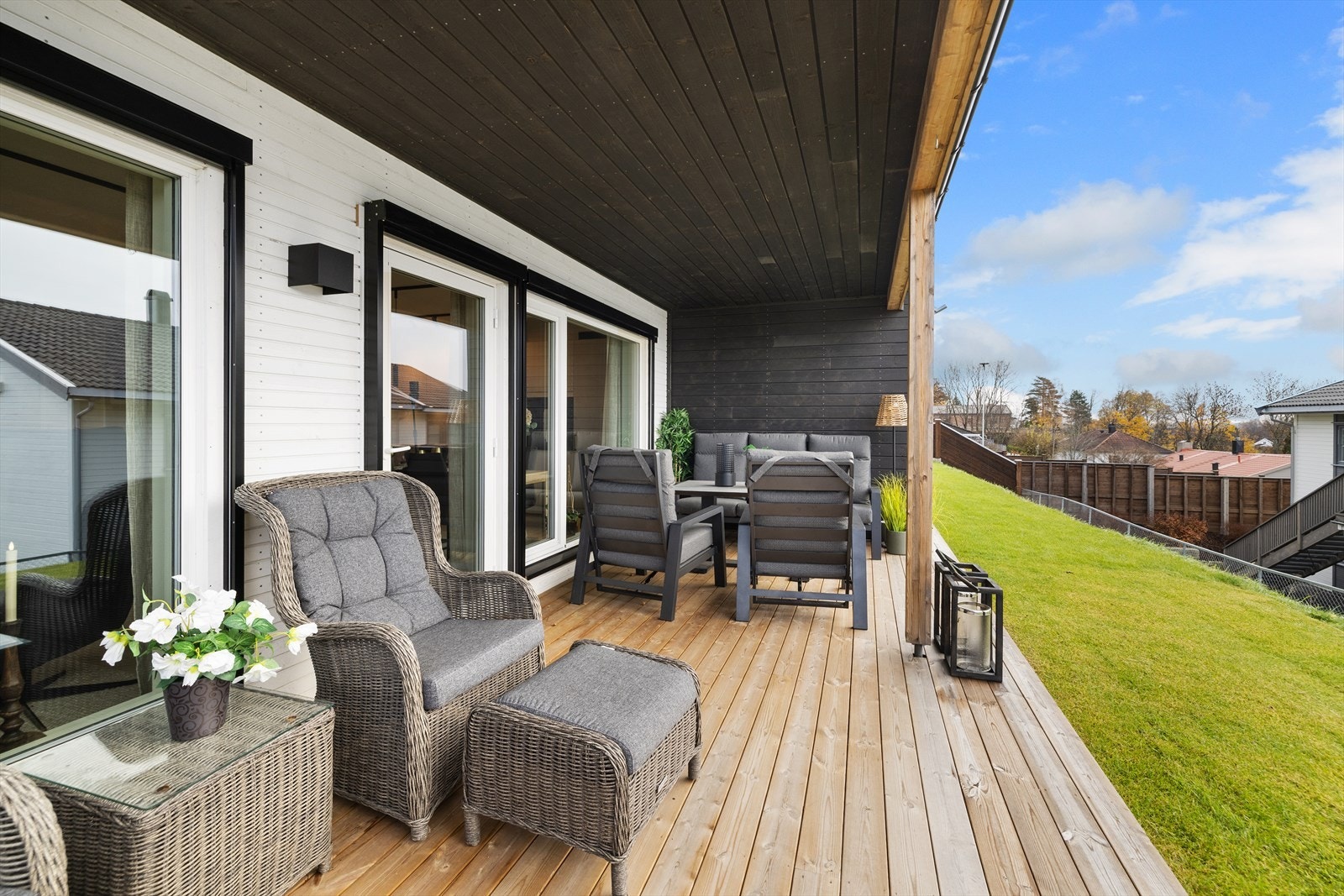 Det er en flott terrasse på ca 20 kvm. Galleribilde