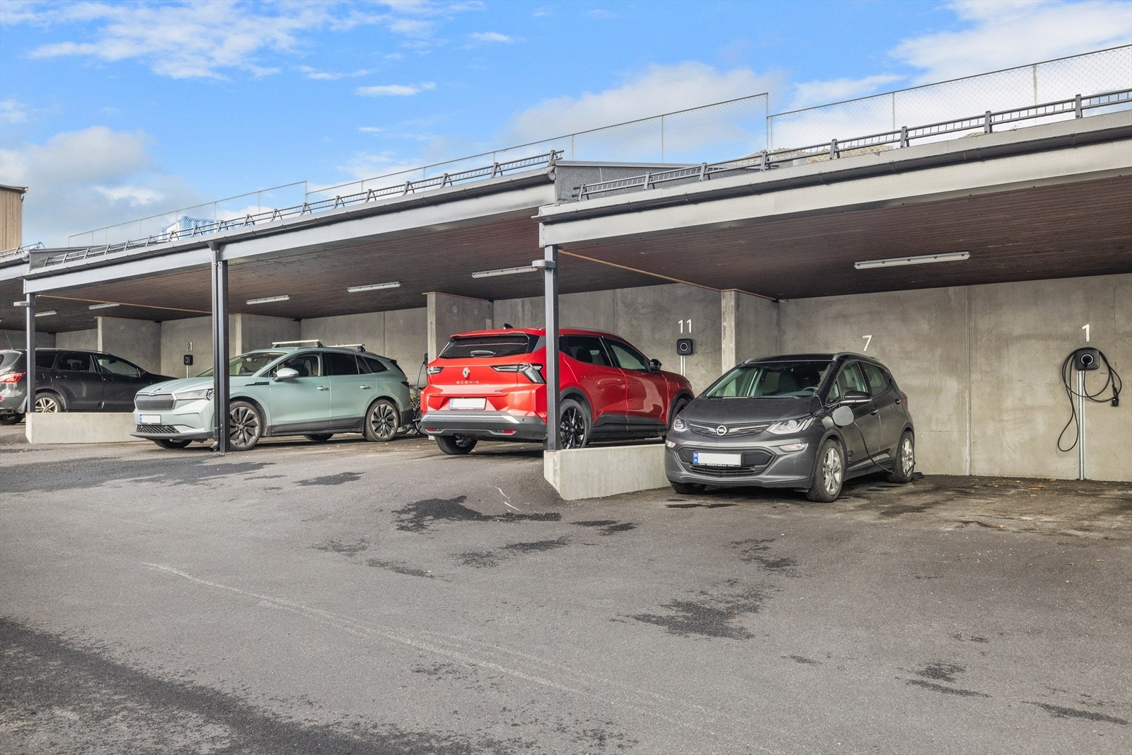 Parkering i carport med el-billader Galleribilde