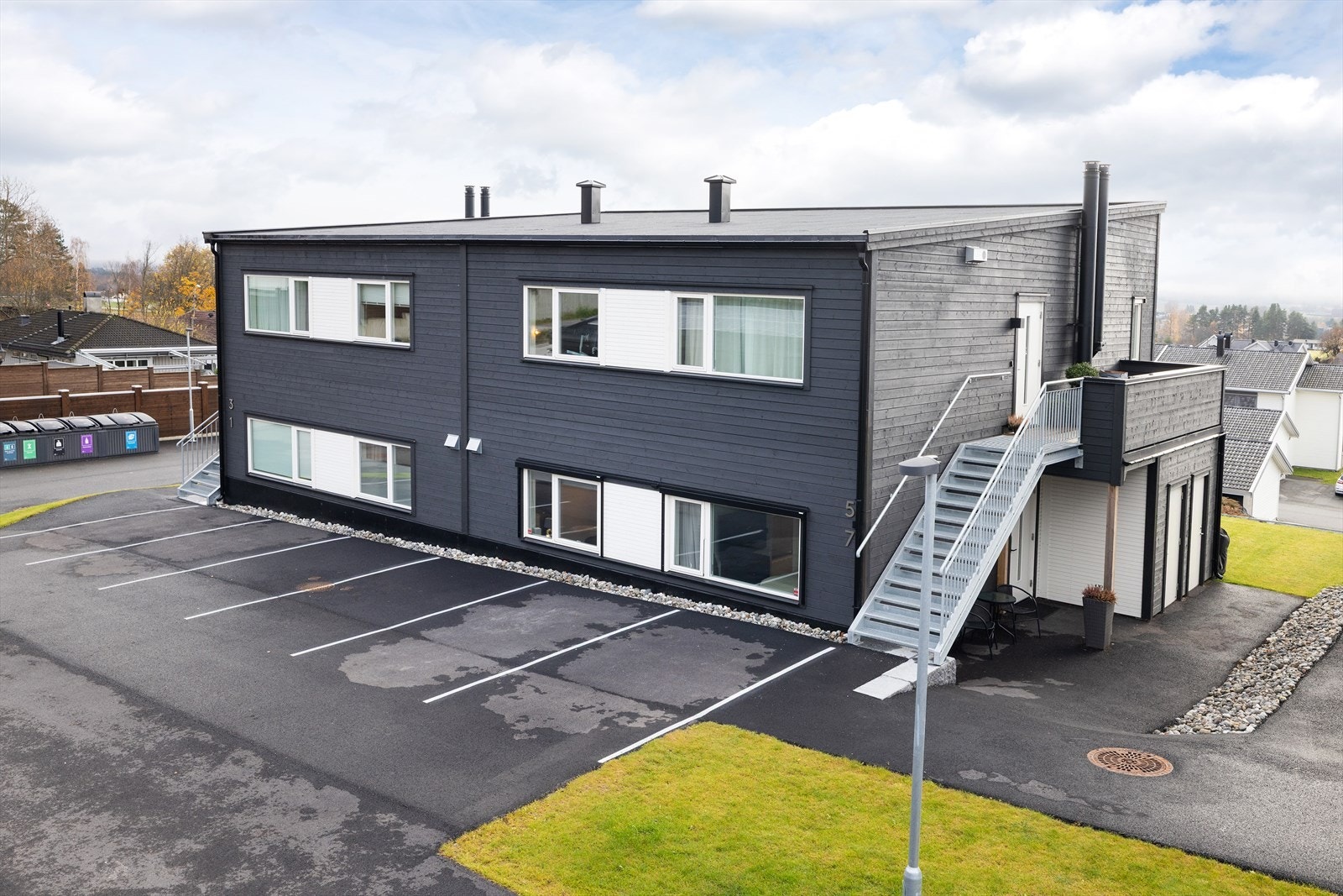 Delikat og tiltalende 3-roms leilighet fra 2025 i 1.etasje - Carport - Stor terrasse - Fin utsikt - Sentral beliggenhet! Galleribilde