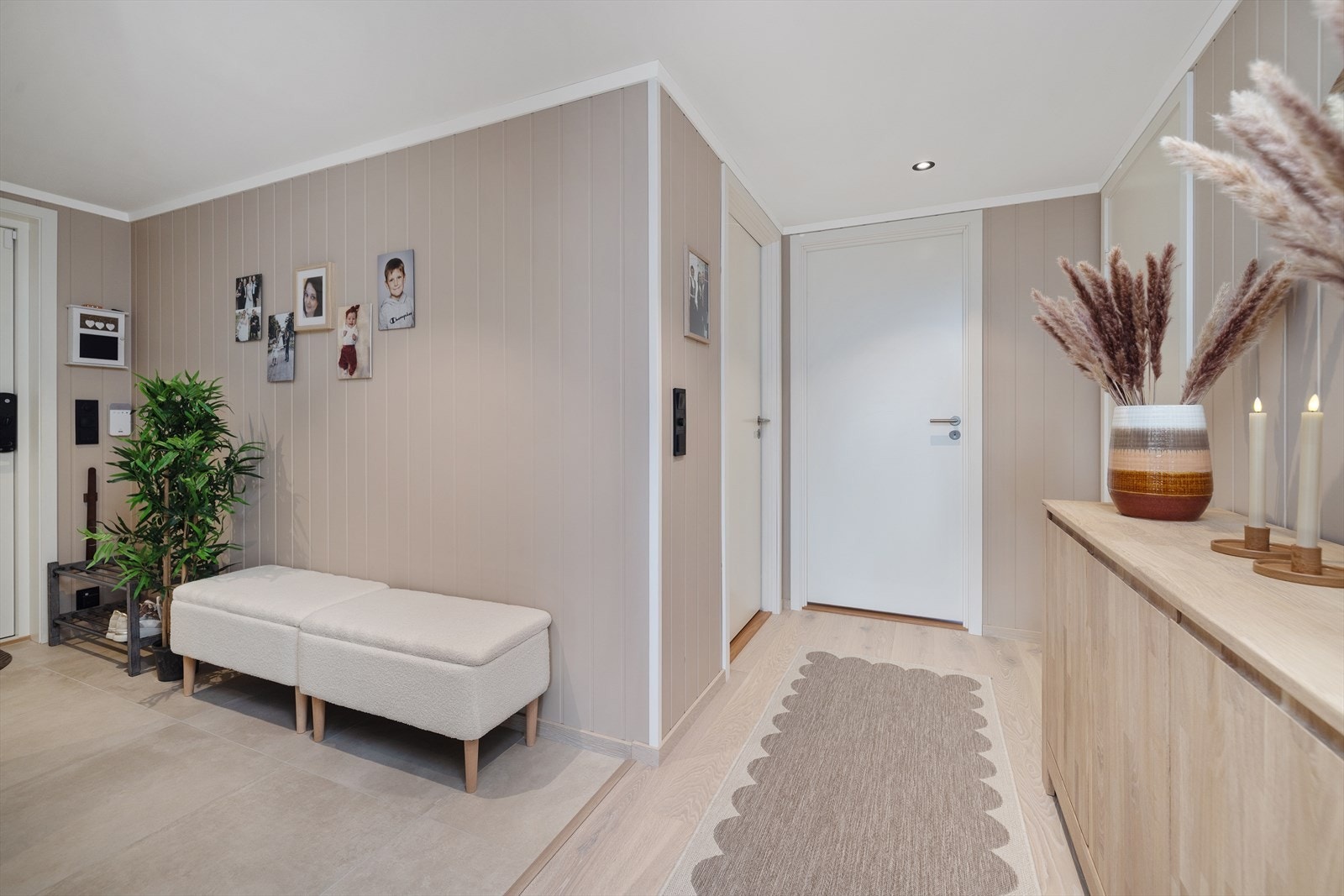 Velkommen inn til en lys og romslig entré. Galleribilde