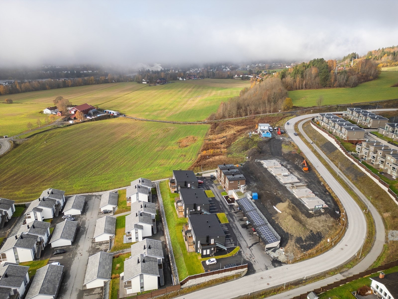 Fra eiendommen er det gangavstand til Hokksund barneskole, Hokksund ungdomsskole og Eiker videregående skole. Det er etablert ny barnehage lenger opp på Harakollen. Galleribilde