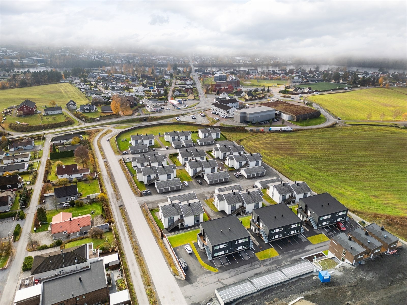 Fra eiendommen er det kort vei å gå til Drammenselven eller naturskjønne Loesmoen Elvepark. Det går tursti langs elven som tar deg helt ned til Mjøndalen. Galleribilde