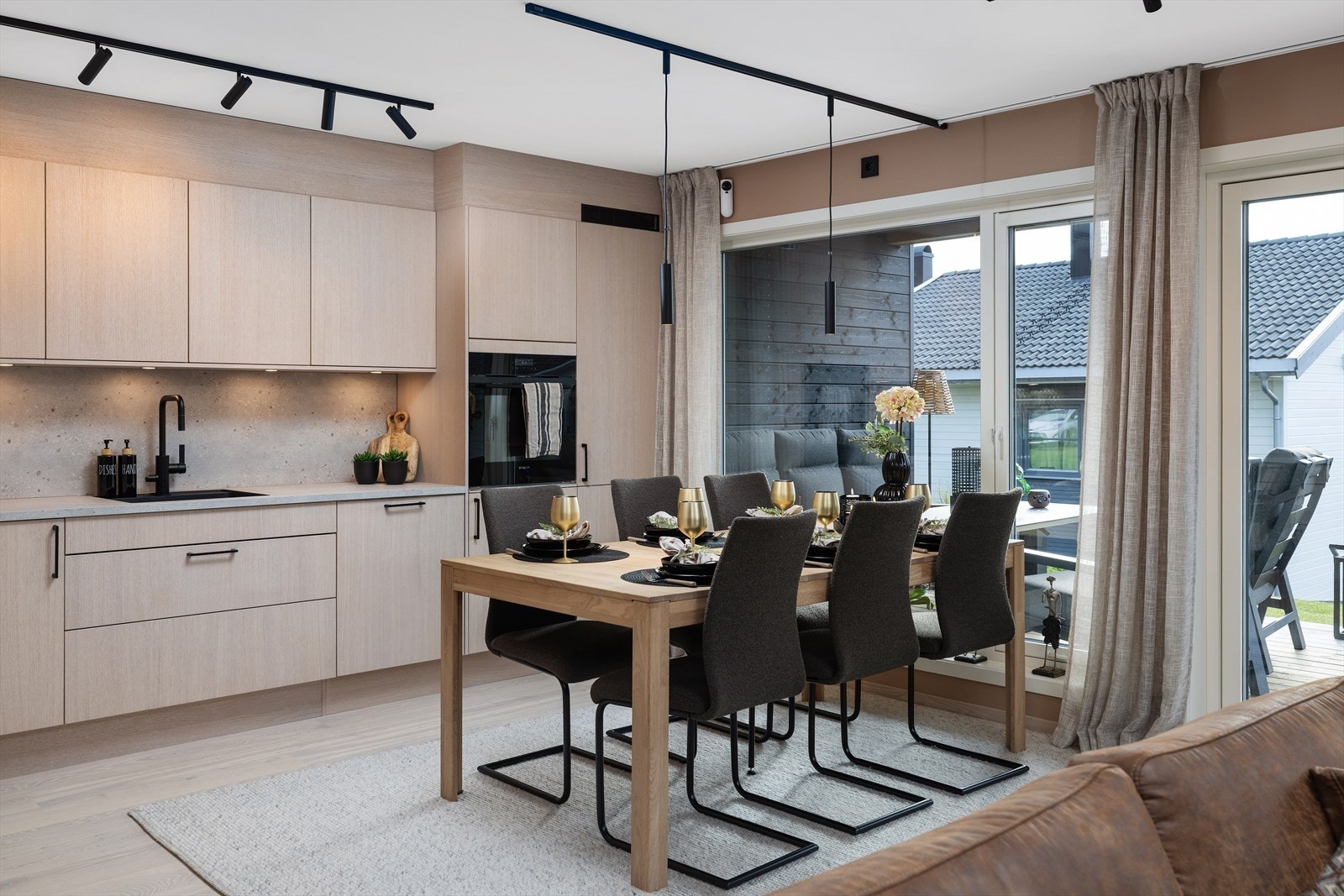 Med både åpne og funksjonelle oppholdsrom, tilbyr den fleksible løsninger for både hverdagsliv og sosiale sammenkomster. Galleribilde