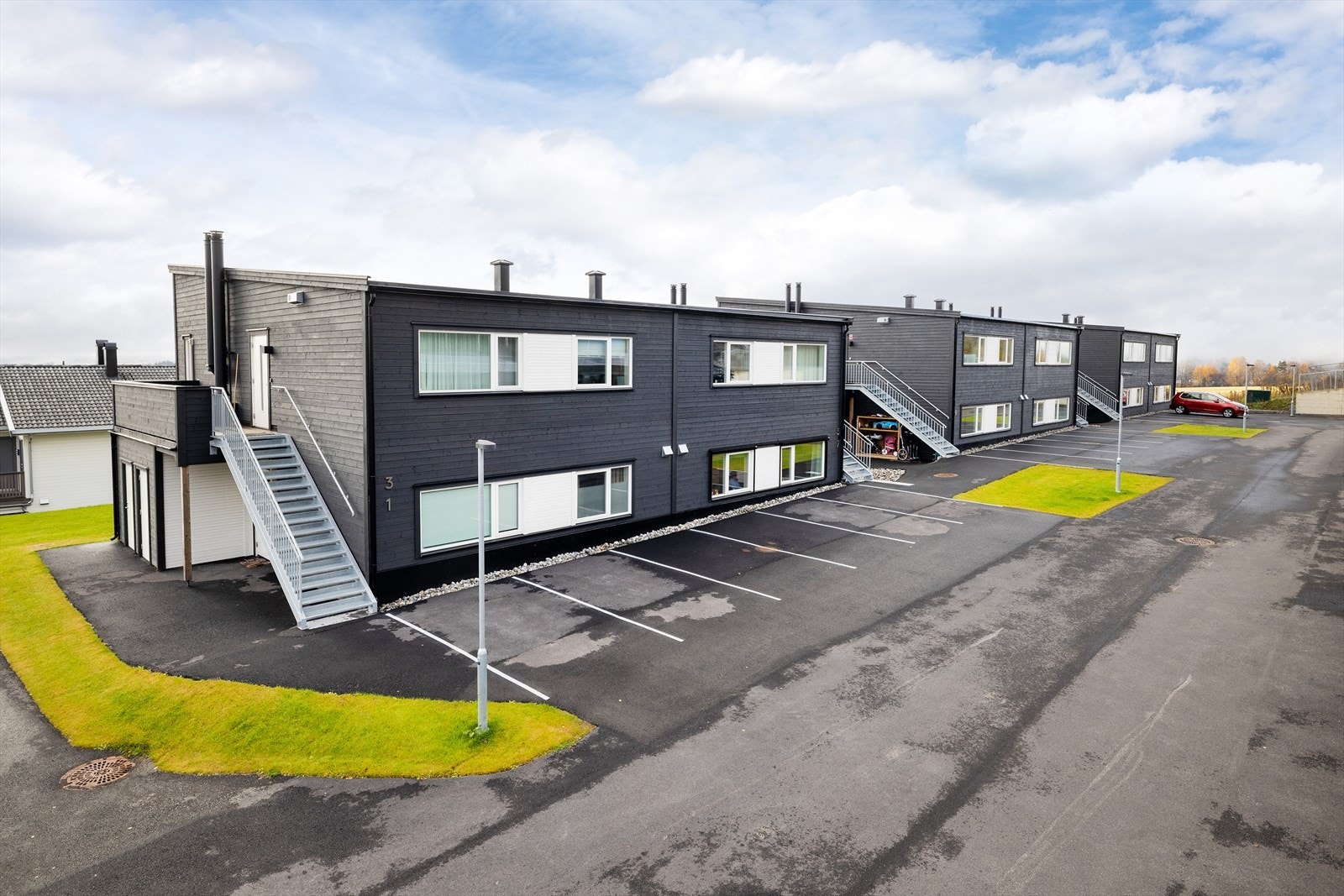 Asfalterte områder samt steinsatte bed. Plass til parkering i carport samt på asfalterte gjesteparkeringsplasser. Galleribilde