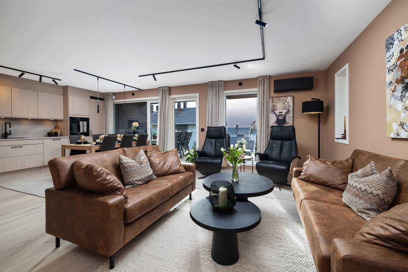 Fra stuen er det direkte utgang til en hyggelig terrasse. Det er montert varmepumpe i stuen. Galleribilde