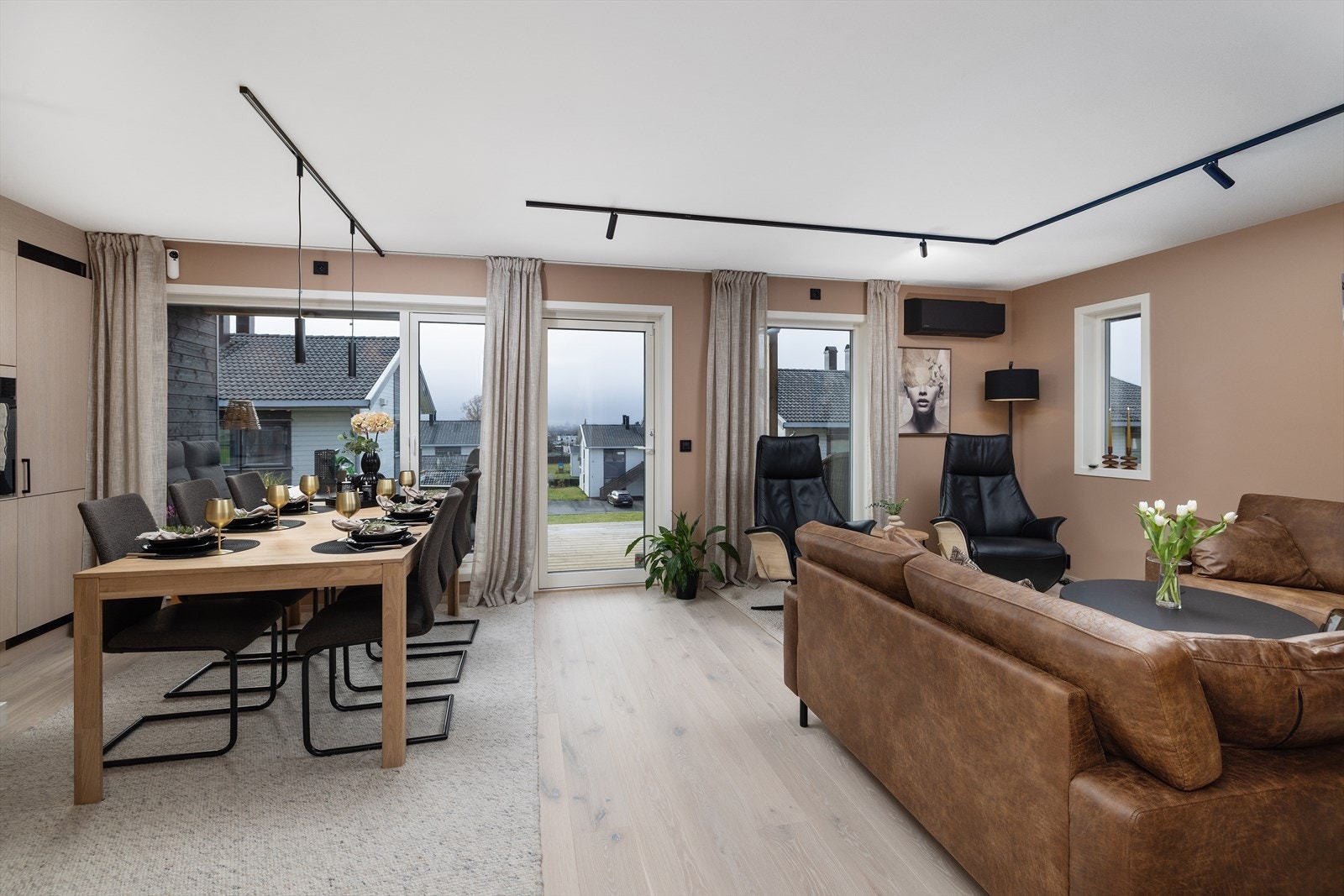 Alt er lagt til rette for den optimale lyssettingen med vindusflater som bringer den naturlige belysningen fint inn. Galleribilde