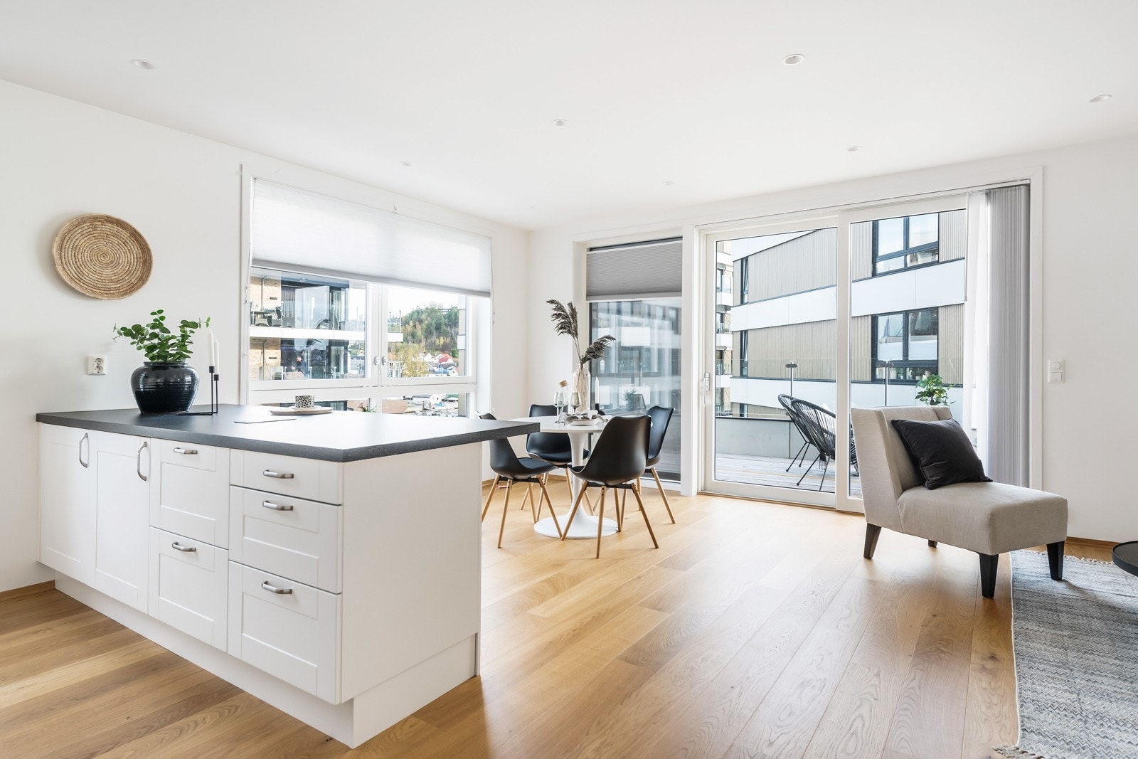 Lys og fin stue med direkte utgang til balkong Galleribilde