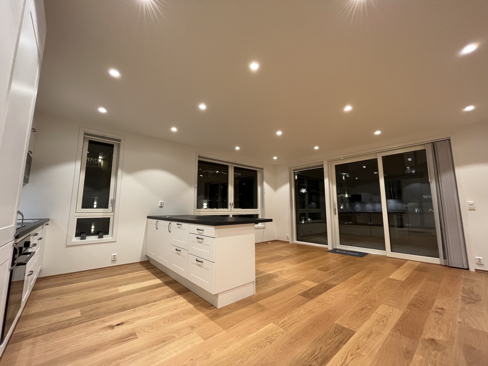 Kveldsbilde stue/kjøkken Galleribilde