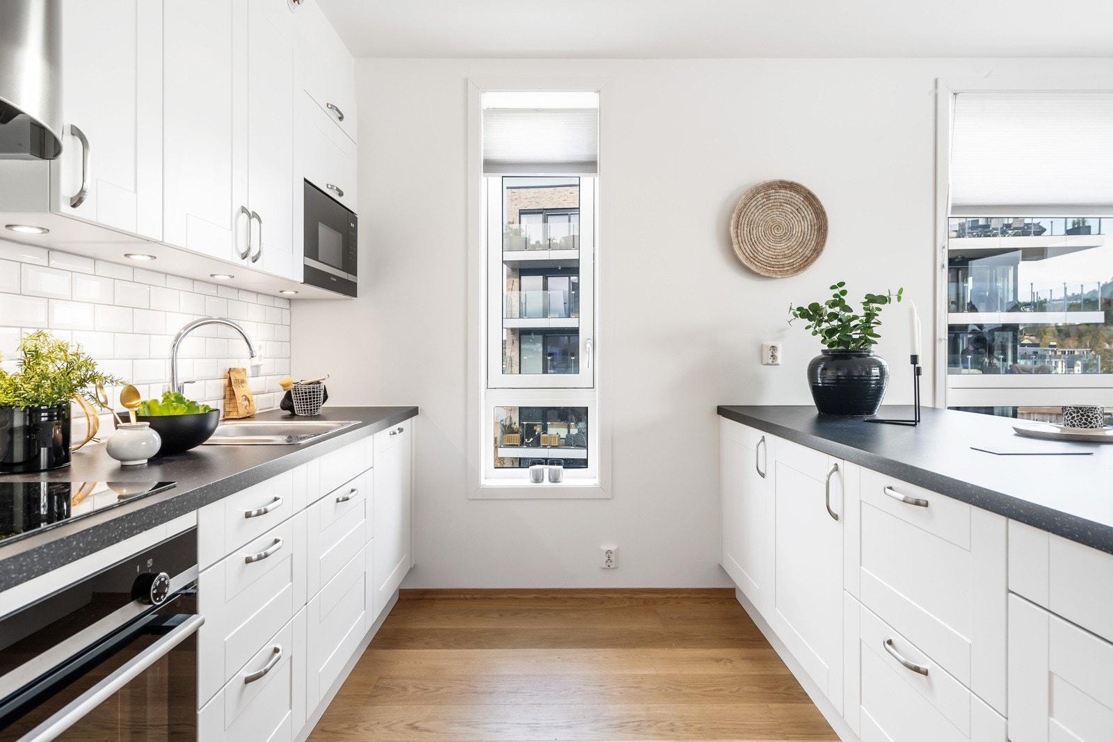 Mye Skap- og benkeplass. Integrerte hvitevarer følger med Galleribilde