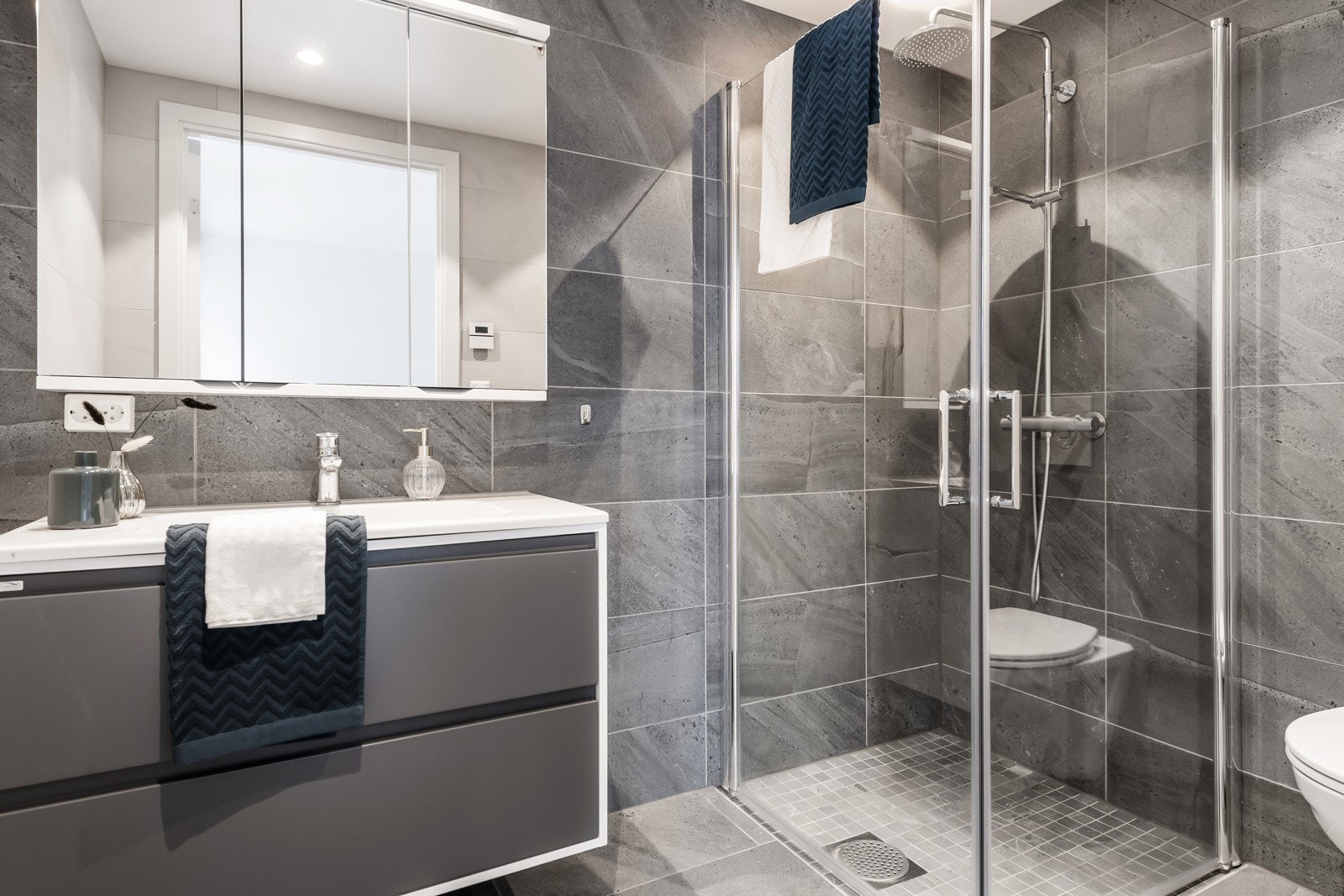 Bad med tilknytning til hovedsoverom. Leiligheten har 2 bad Galleribilde