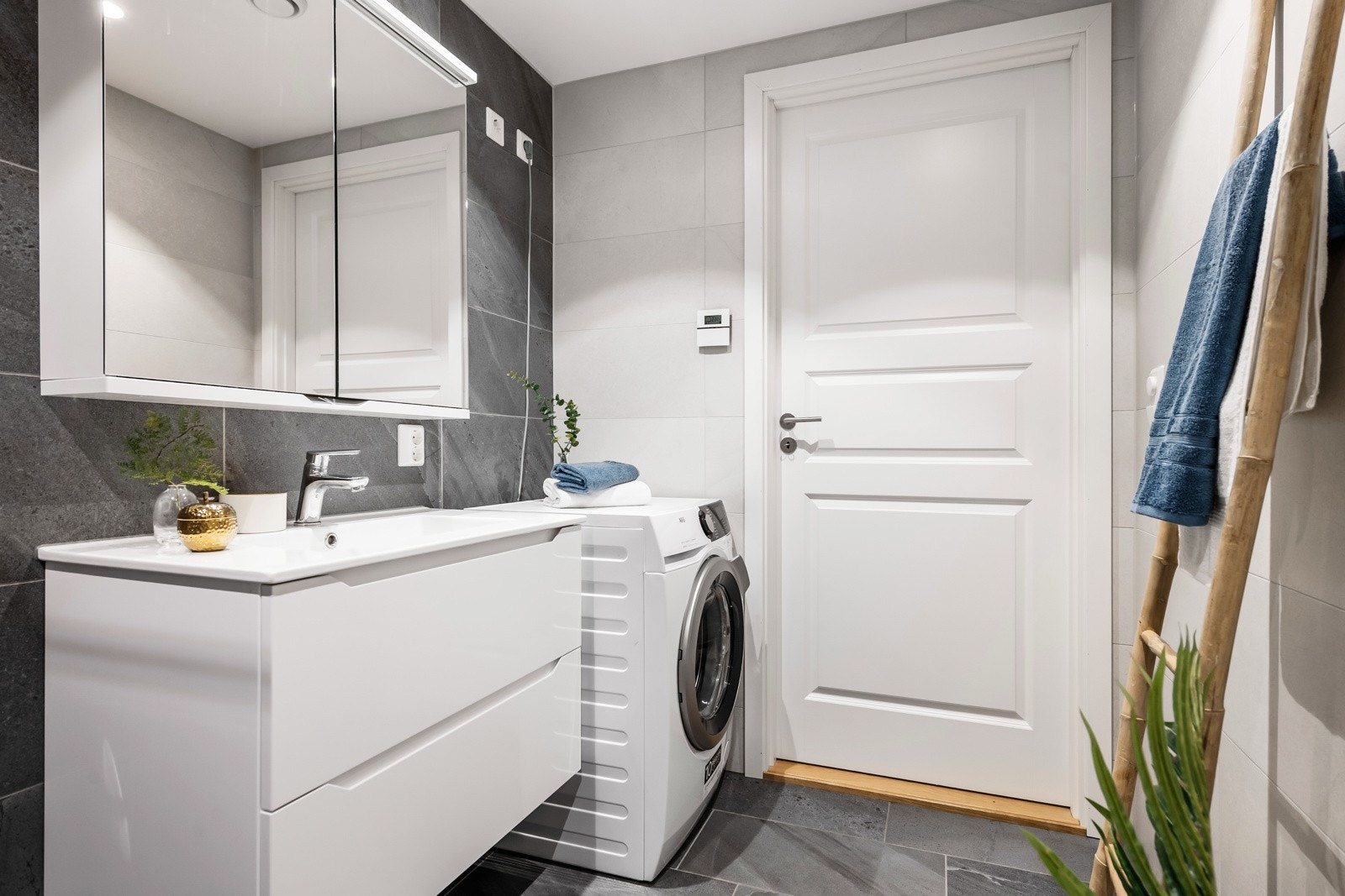 Servant m/innredning, vegghengt toalett og hjørnedusj. Opplegg for vaskemaskin og tørketrommel Galleribilde