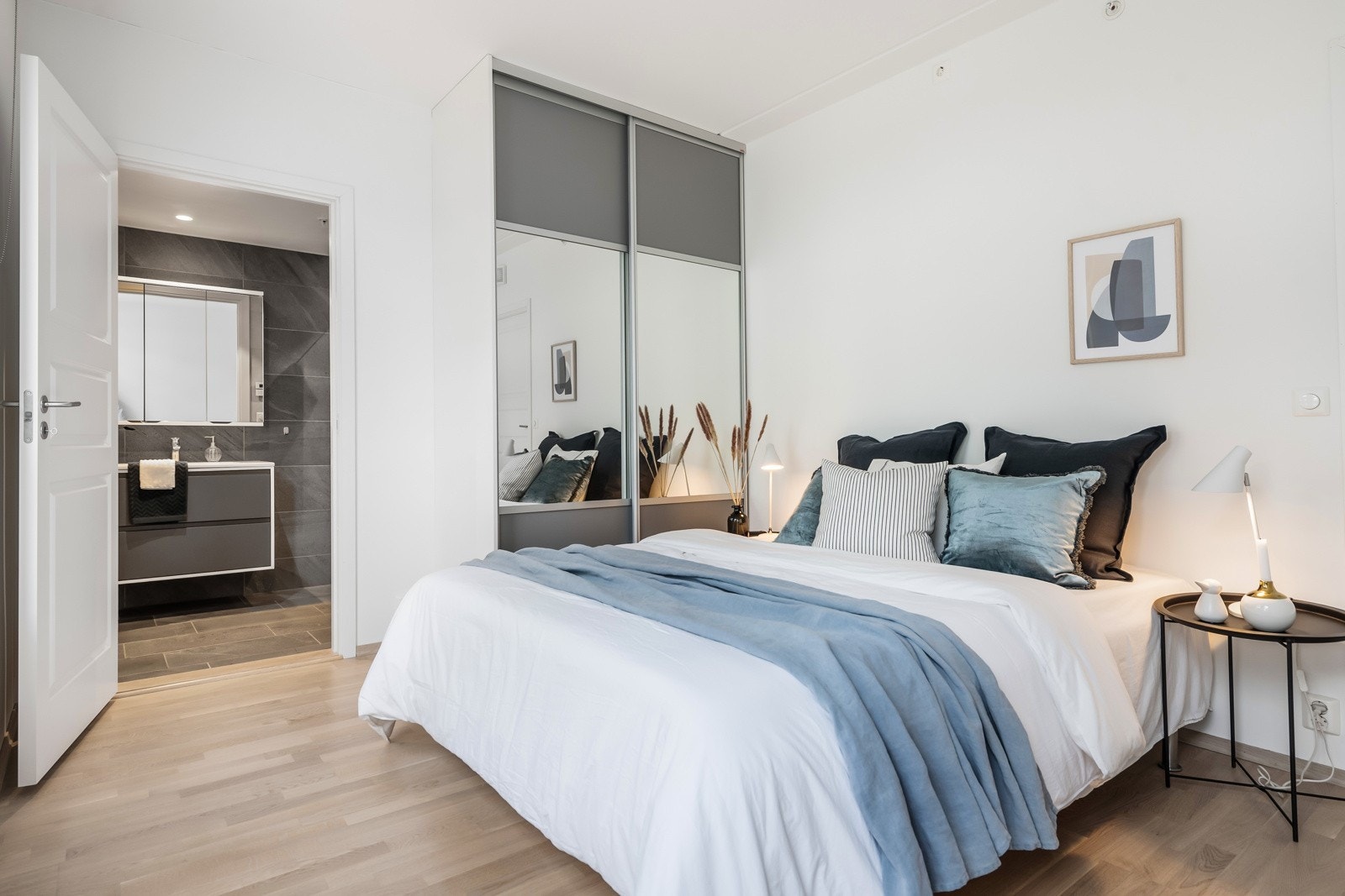 Hovedsoverom med skyvedørsgarderobe og tilknytning til bad Galleribilde