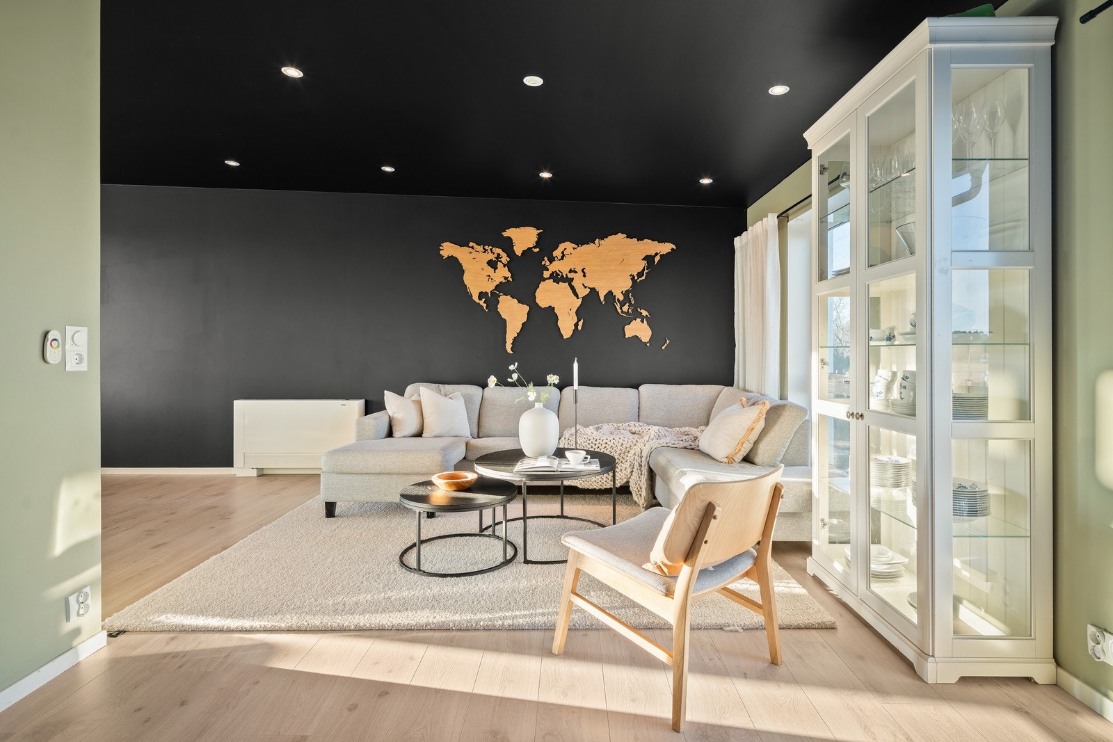 Rommets utforming gir stor fleksibilitet når det kommer til møblering, og det kan enkelt tilpasses ulike behov. Galleribilde