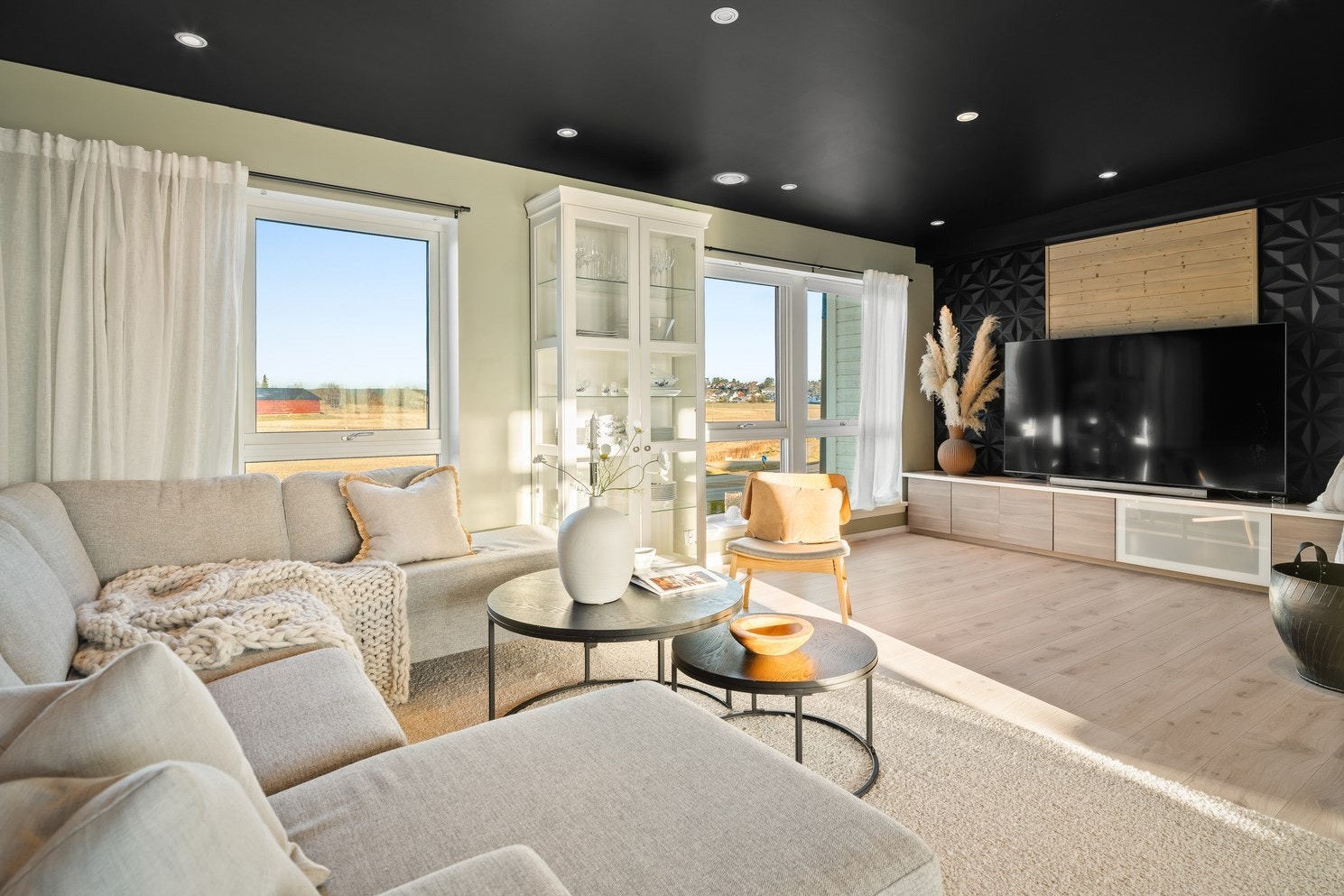 Stuen har godt med lysinnslipp fra store vindusflater og flere møbleringsmuligheter. Galleribilde