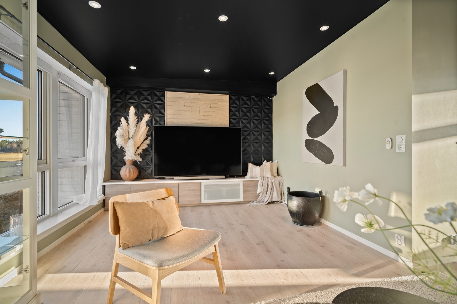 Det er god plass til å innrede med flere soner - med for eksempel en komfortabel sofagruppe, samt en romslig spisestuesone med plass til langbord og gjester. Galleribilde