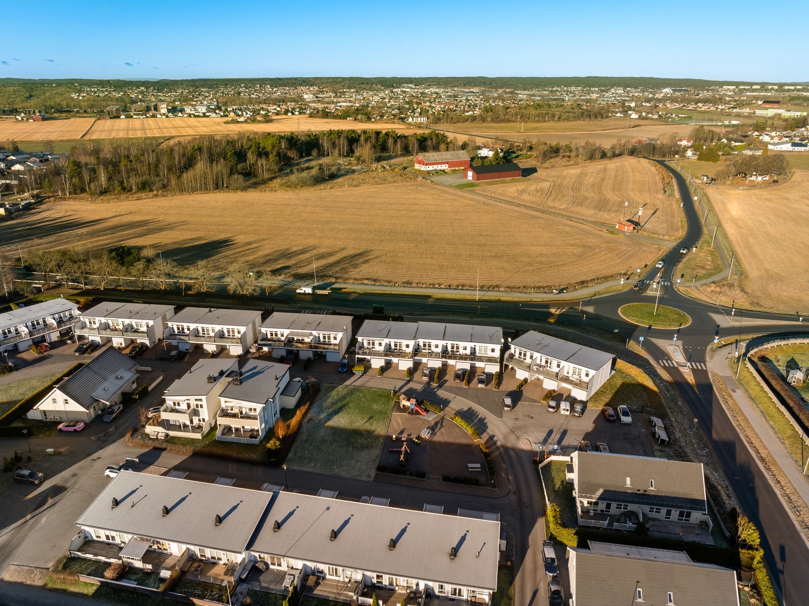 Det er kort vei til flotte tur- og rekreasjonsmuligheter i skog og mark, samt lysløype. Galleribilde