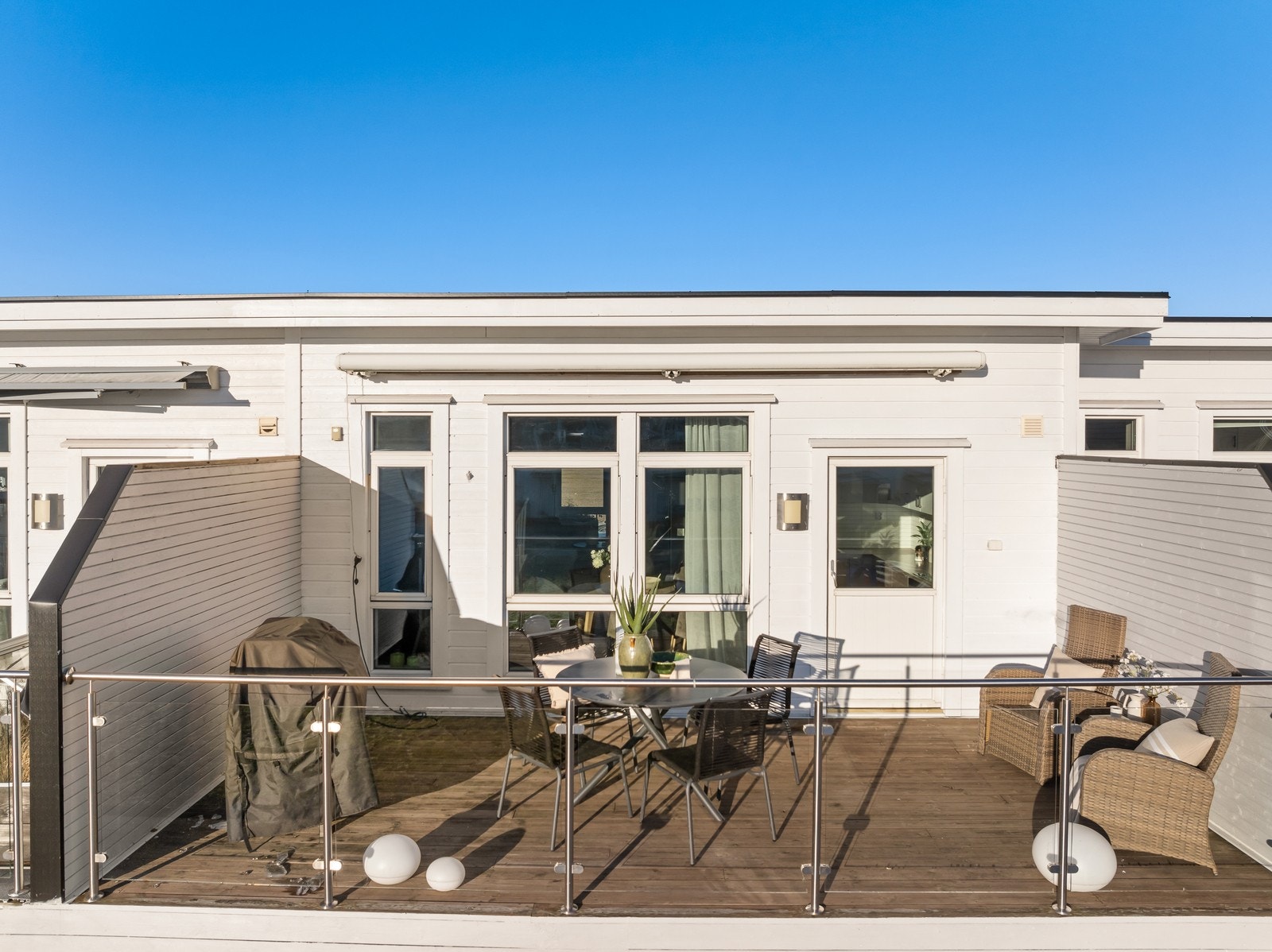 Det er montert markise over balkongen som skjermer godt for solen Galleribilde