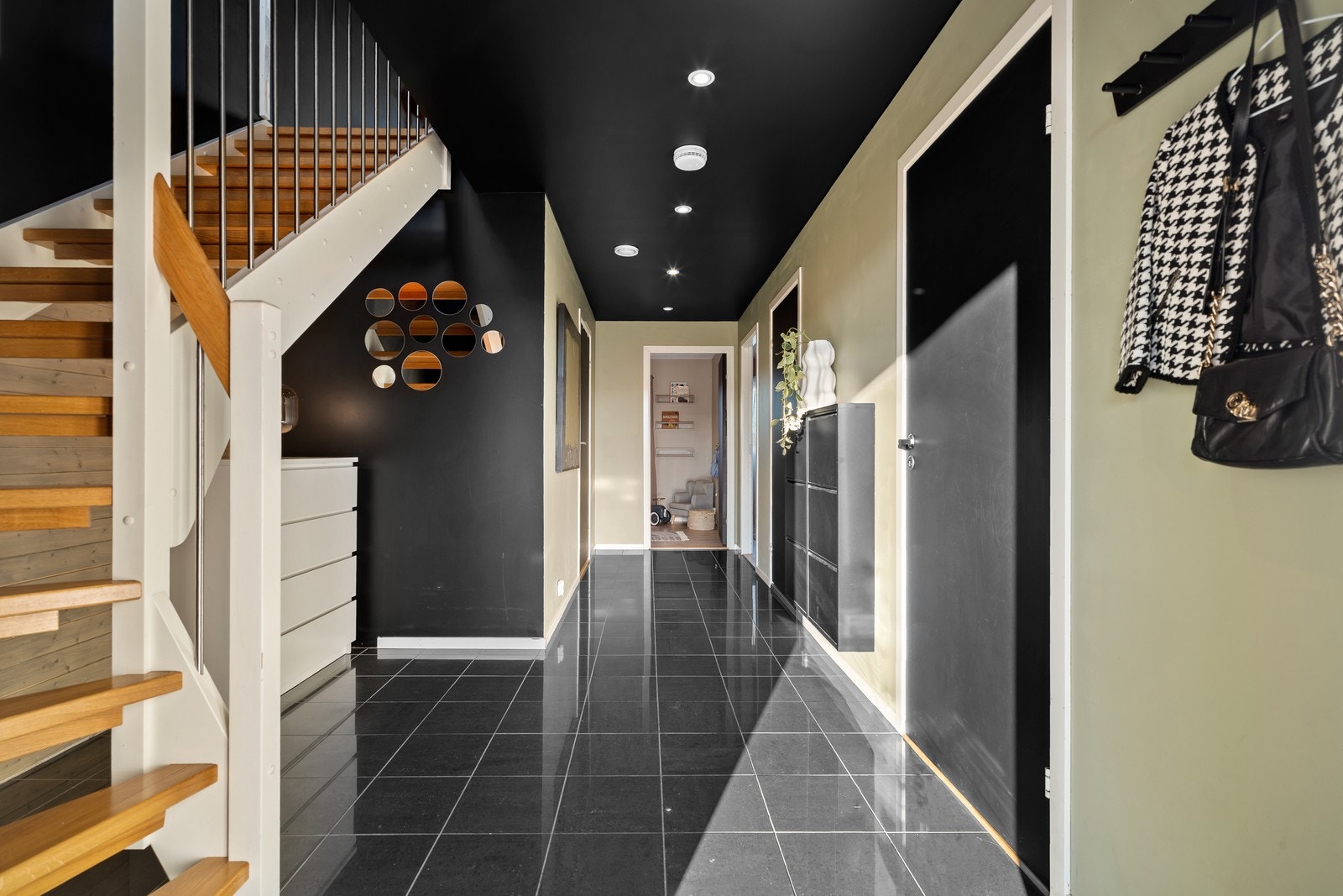 Entréen gir et godt førsteinntrykk, har mye oppbevaringsplass, samt flislagt gulv med behagelig gulvvarme. Galleribilde