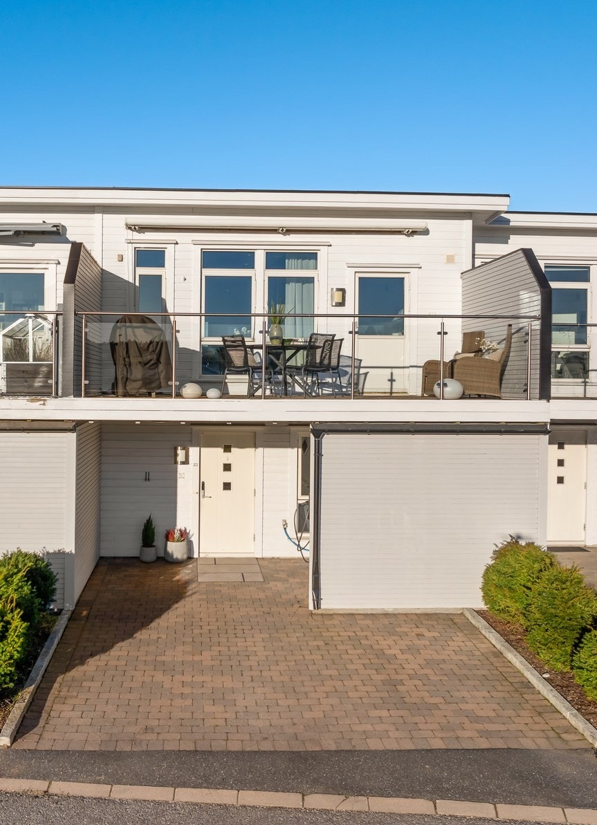 Rekkehuset ligger i barnevennlig område med gangavstand til barnehager, skoler og butikker. Galleribilde