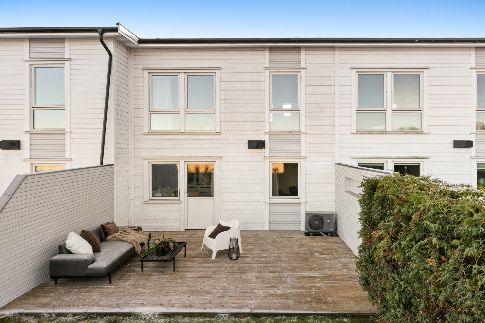 Terrassen er av god størrelse og gir mulighet for flere utegrupper og soner. Galleribilde