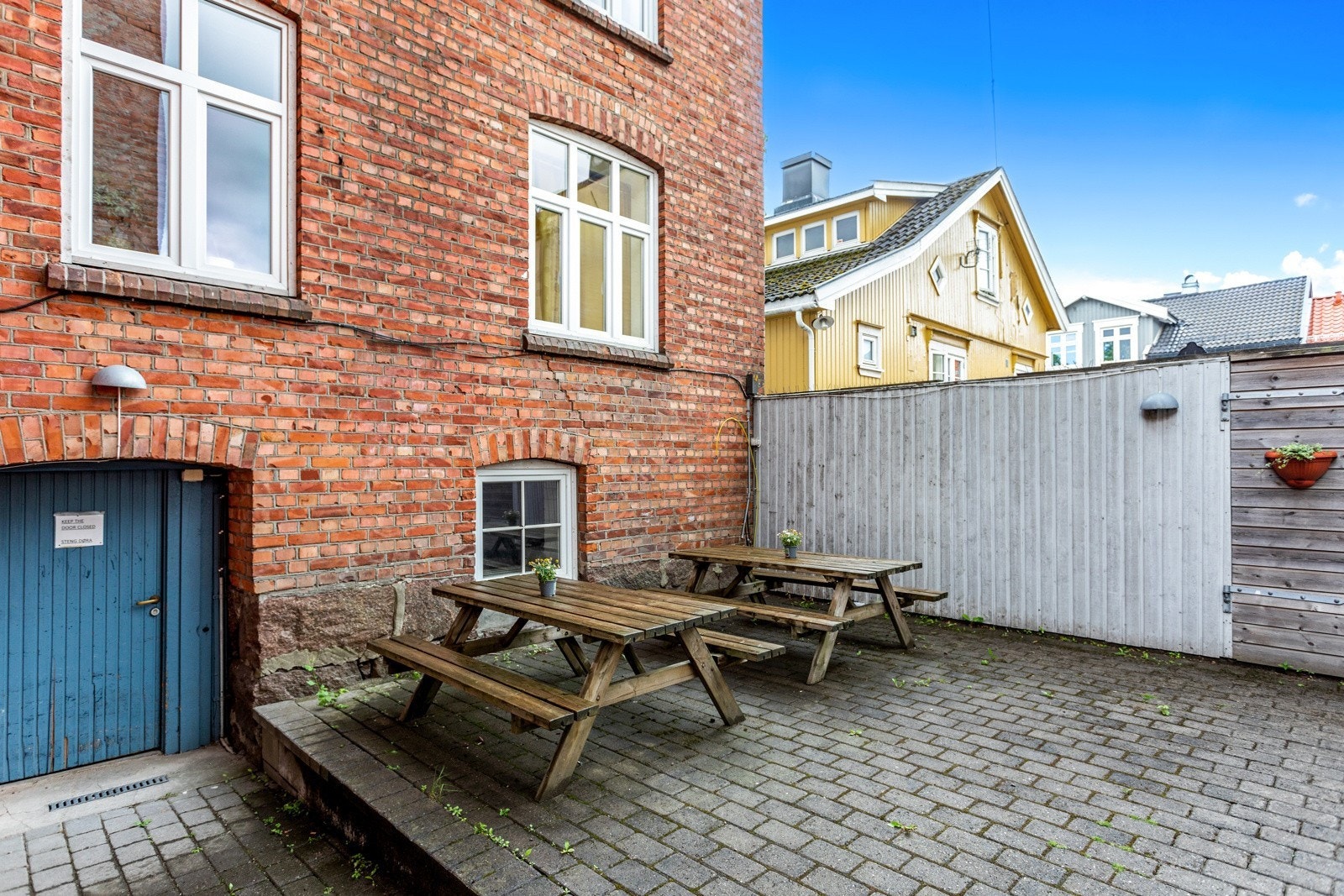 Fellesareal i skjermet bakgård Galleribilde