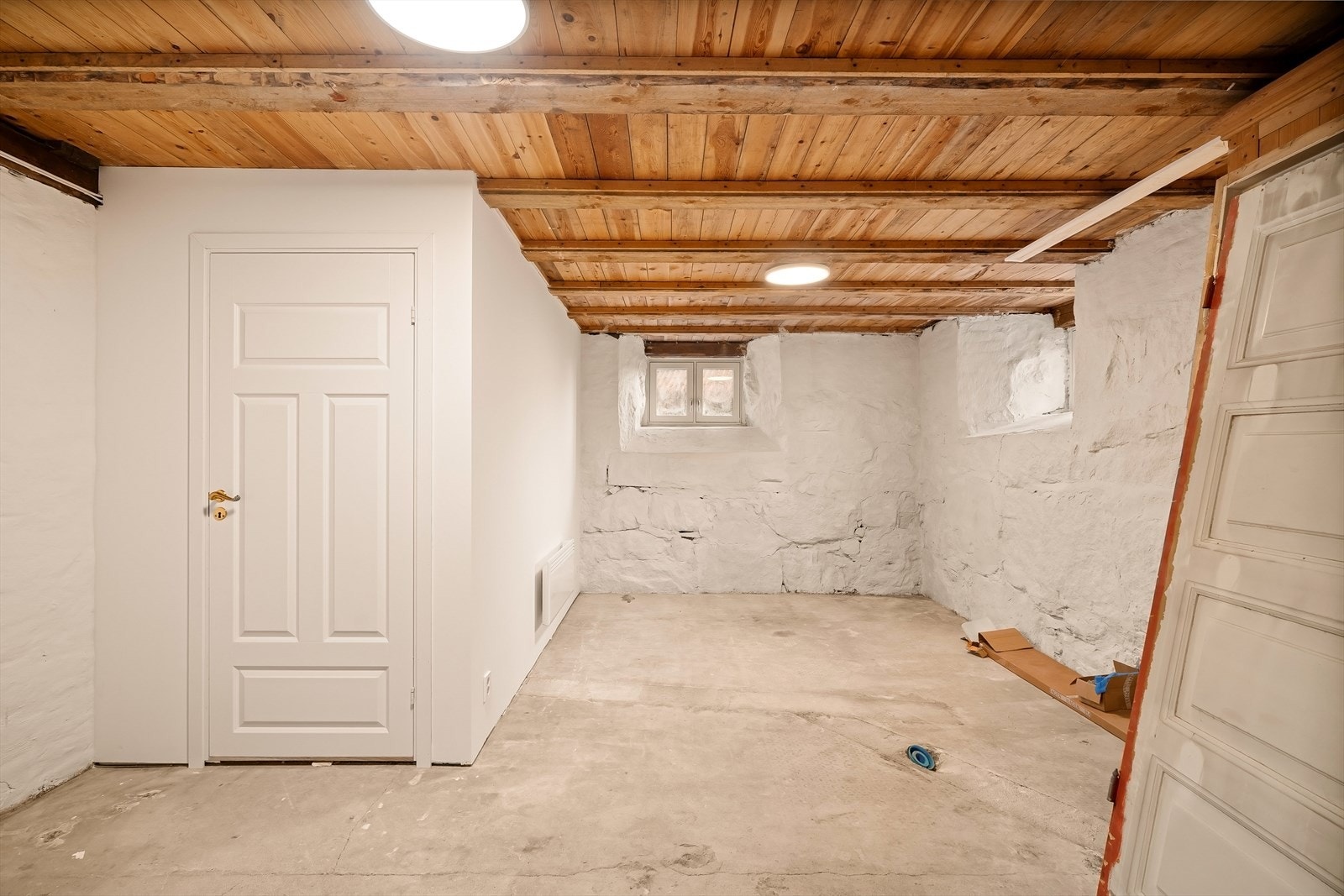 Kjeller med god takhøyde og ferdig vaskerom. Galleribilde