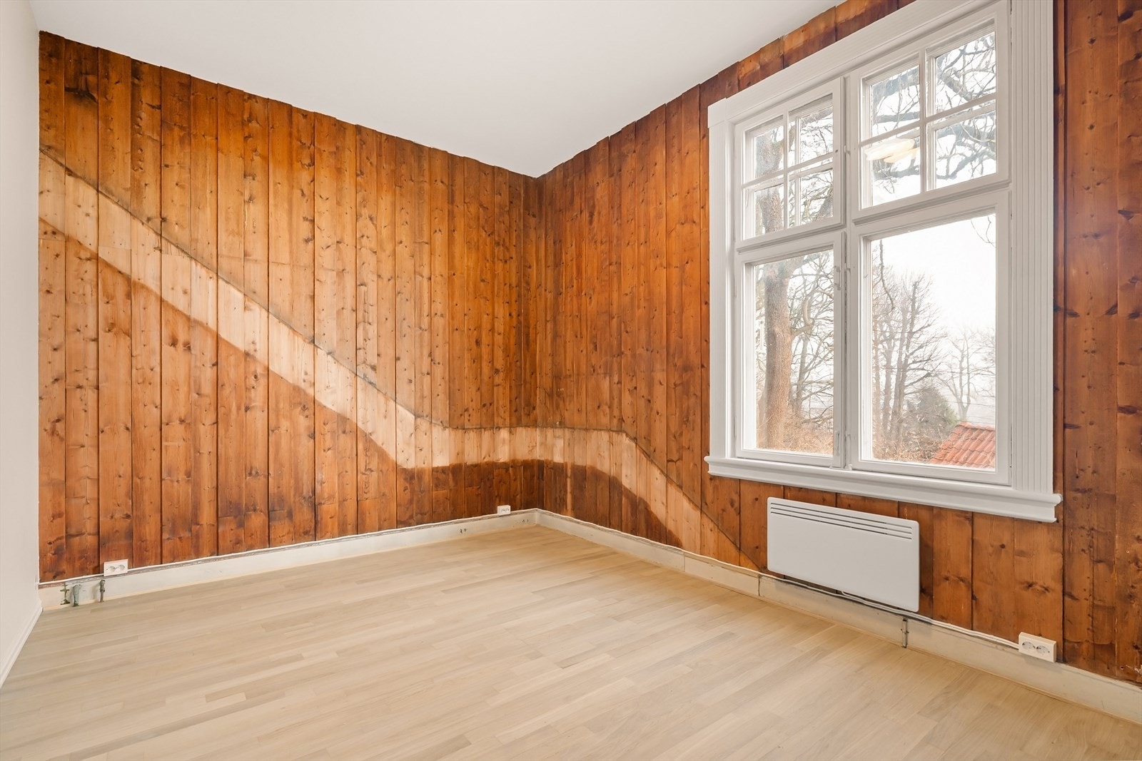 Meget romslig hovedsoverom med god plass til garderobe Galleribilde