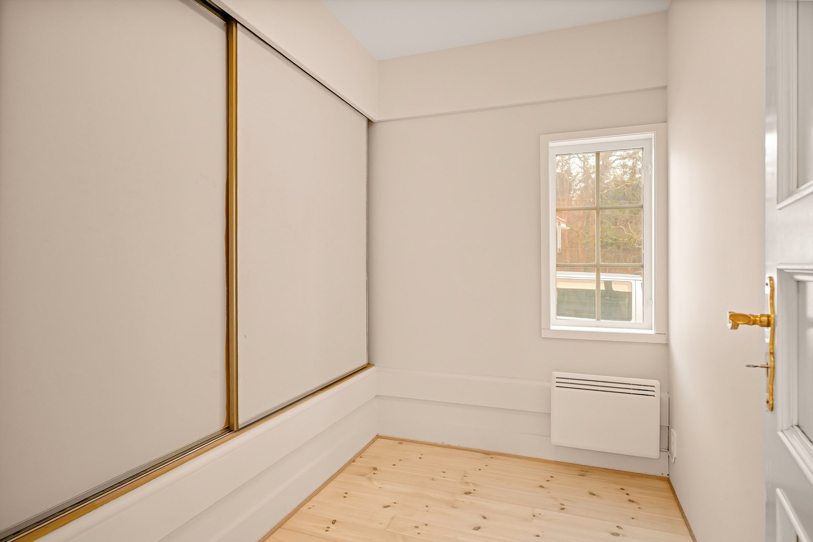 Lite soverom med garderobe Galleribilde