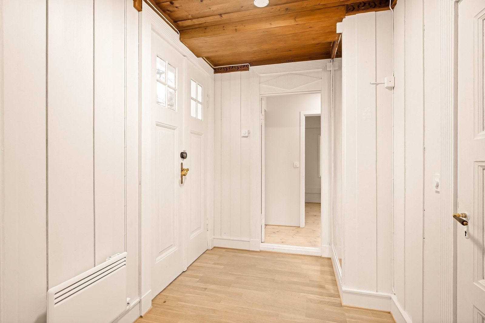 Fra gangen er det egen soveromsavdeling med 2 soverom, dusjbad og gjesteWC. Kan bli utleiedel? Galleribilde