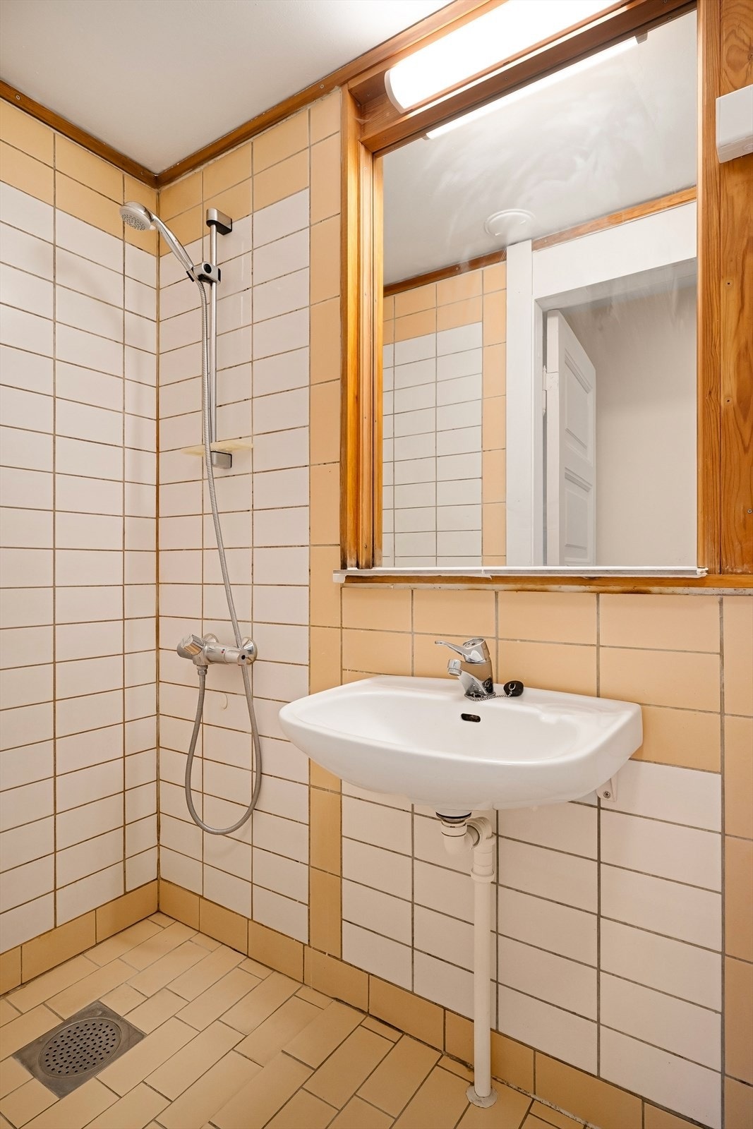 Eldre dusjbad. Leveres slik det står for kjøpers oppgradering. Galleribilde