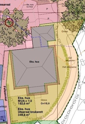 Uteplass innenfor hekk (grønt) og 2 biloppstillingsplasser (rødt) Snr. 1.jpg Galleribilde