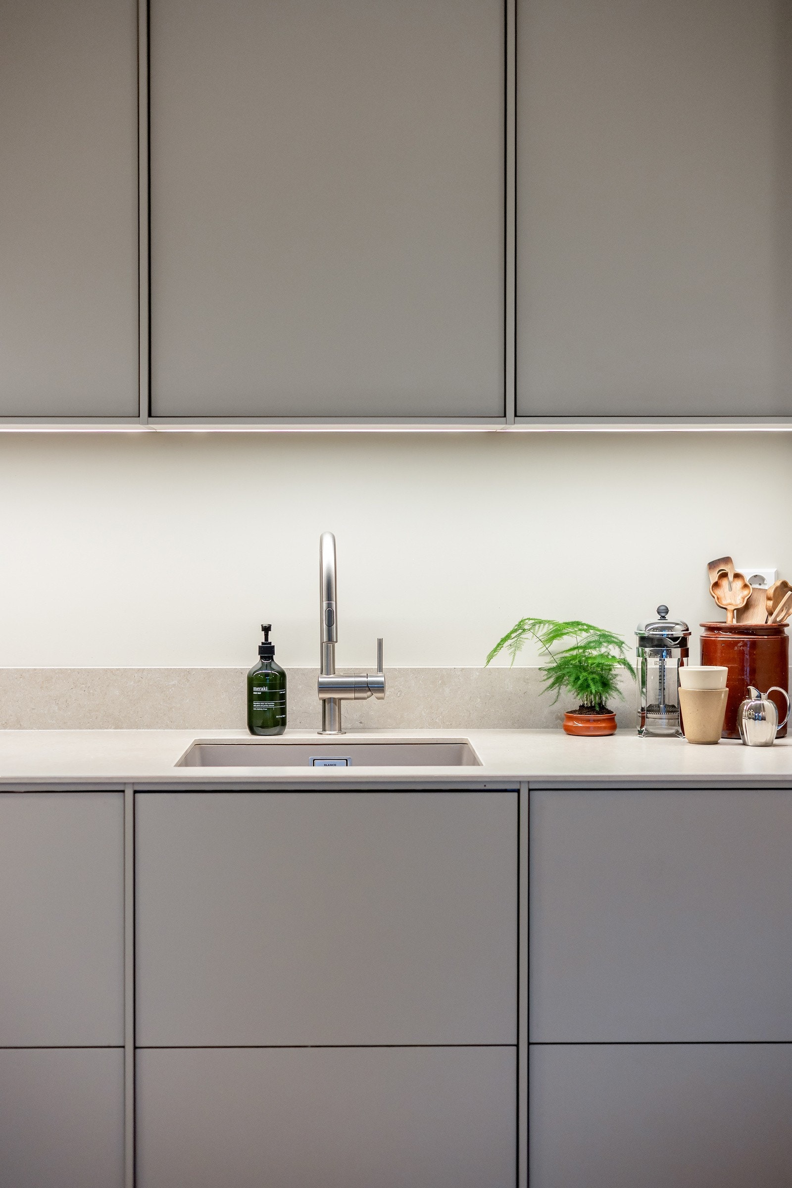 Det er rikelig med oppbevaringsplass i skap og skuffer, samt LED-belysning under overskap Galleribilde