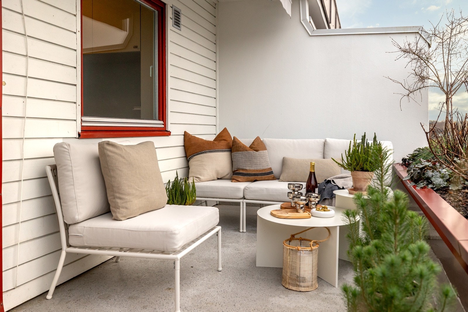 Her er det god plass til utemøblement og grill, og det ble montert ny, bred skyvedør mot terrassen i 2023 Galleribilde