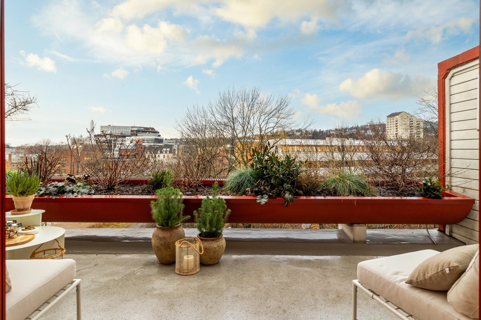 Fra stuen er det direkte utgang til en vestvendt terrasse, som blir en herlig forlengelse av stuen i sommerhalvåret Galleribilde