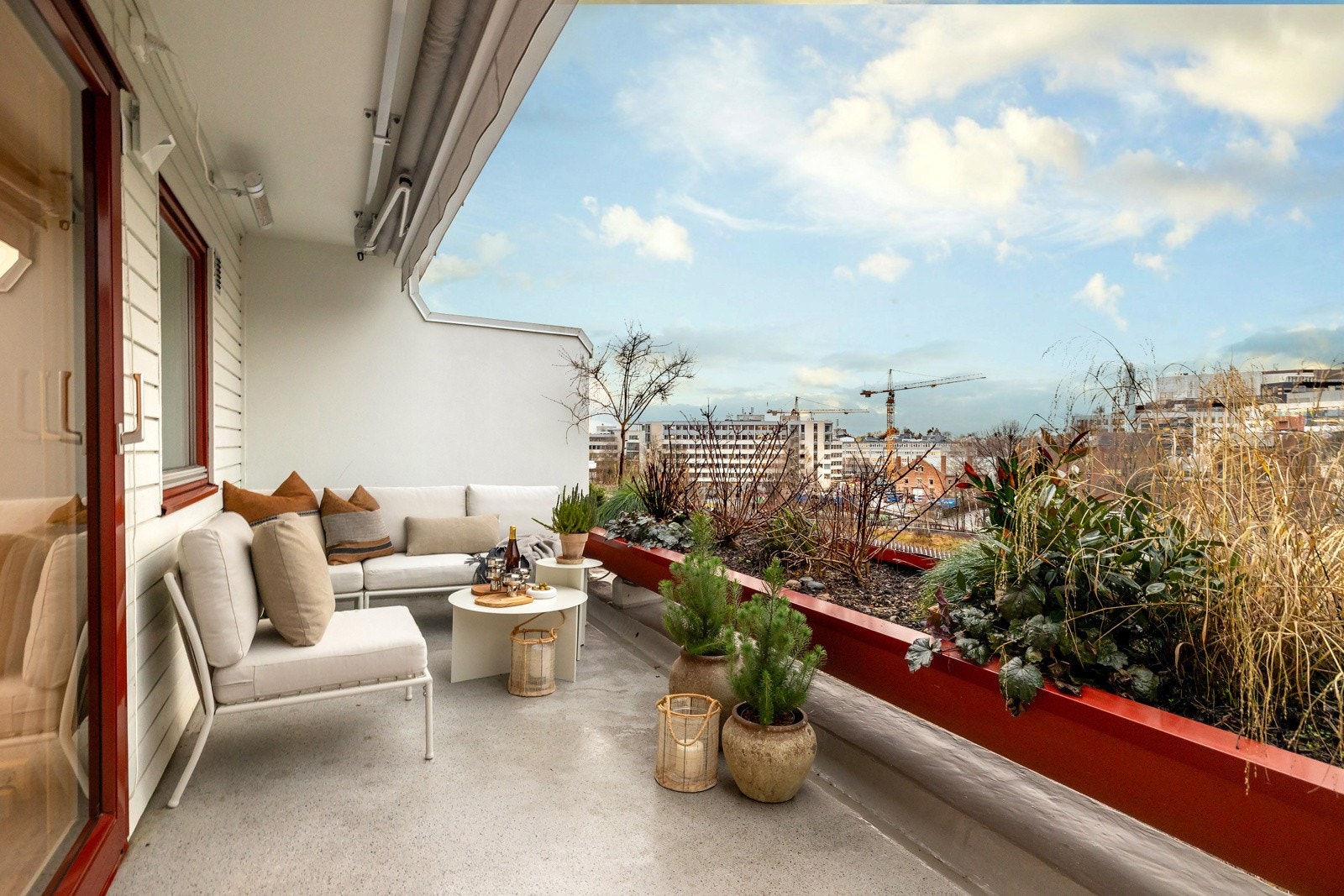 Terrassen er på ca. 12 kvm med svært gode solforhold fra formiddag til sent på kvelden Galleribilde