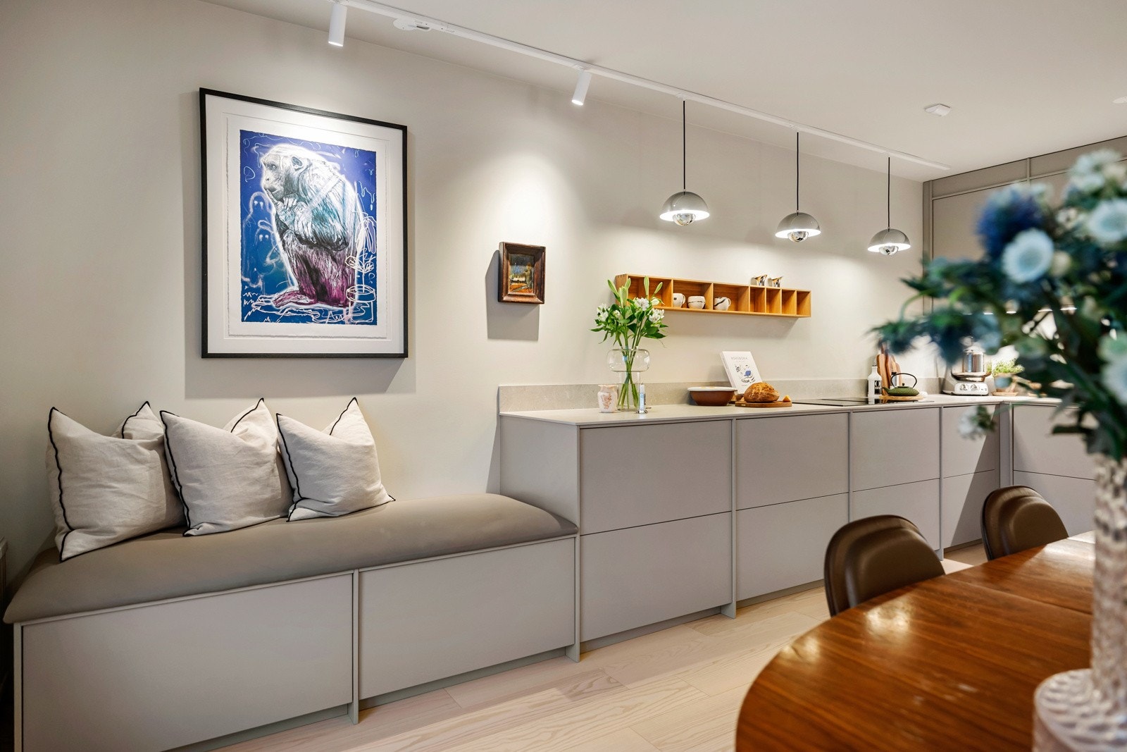 Kjøkken ligger tilbaketrukket i eget rom hvor morgensolen titter inn vinduet Galleribilde