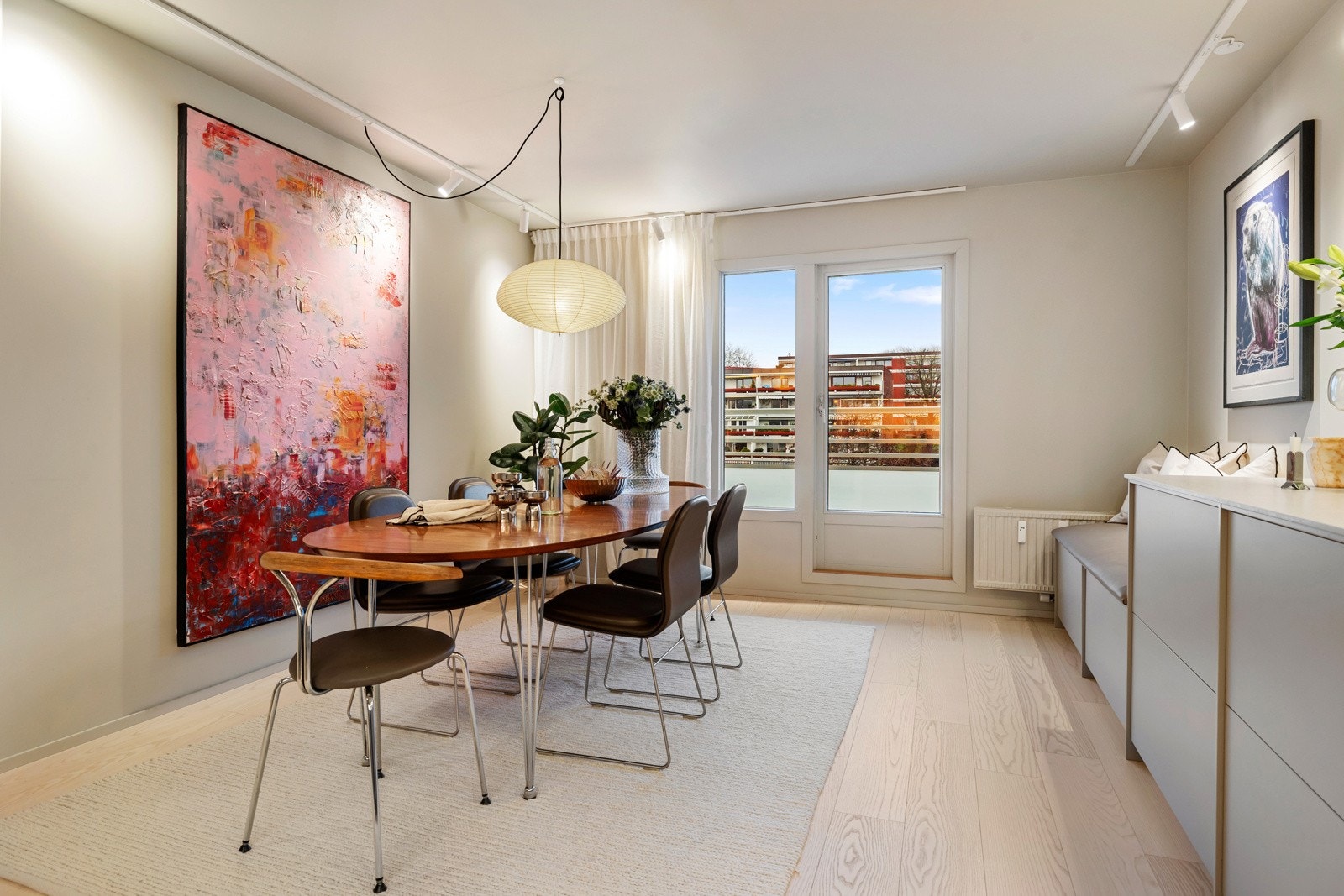 Fra kjøkkenet er det utgang til en østvendt balkong på ca. 9 kvm Galleribilde