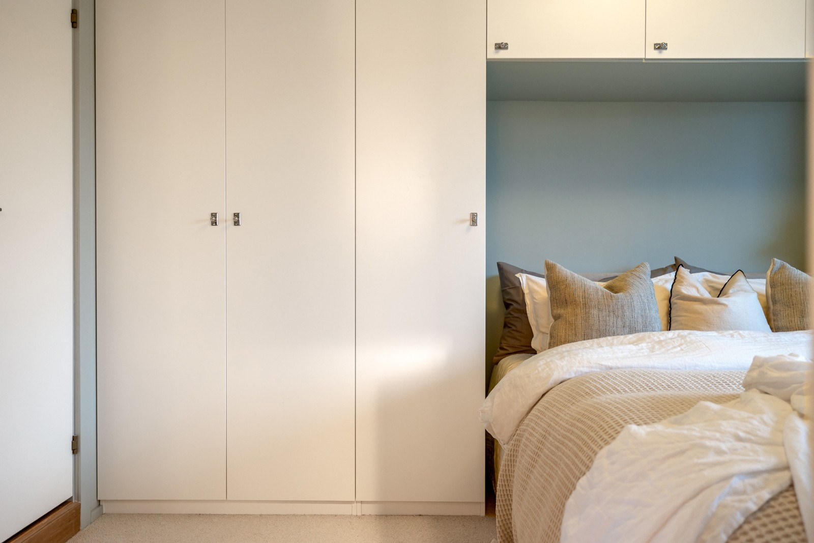 Hovedsoverommet fremstår som romslig med plassbygd garderobeløsning rundt nisje med plass til dobbeltseng Galleribilde